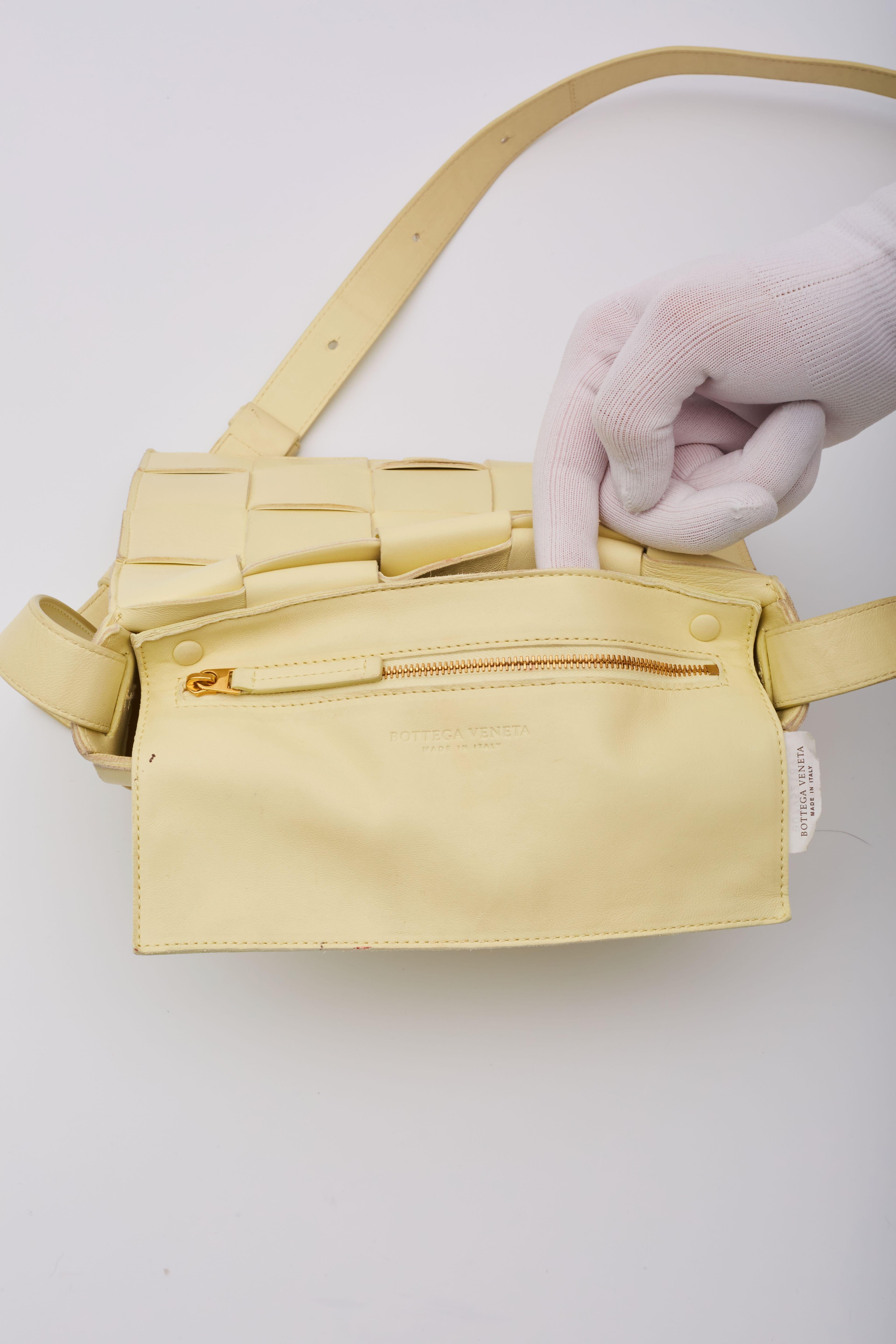 Bottega Veneta Pale Yellow Leather Intrecciato Maxi Cassette Bag For Sale 6