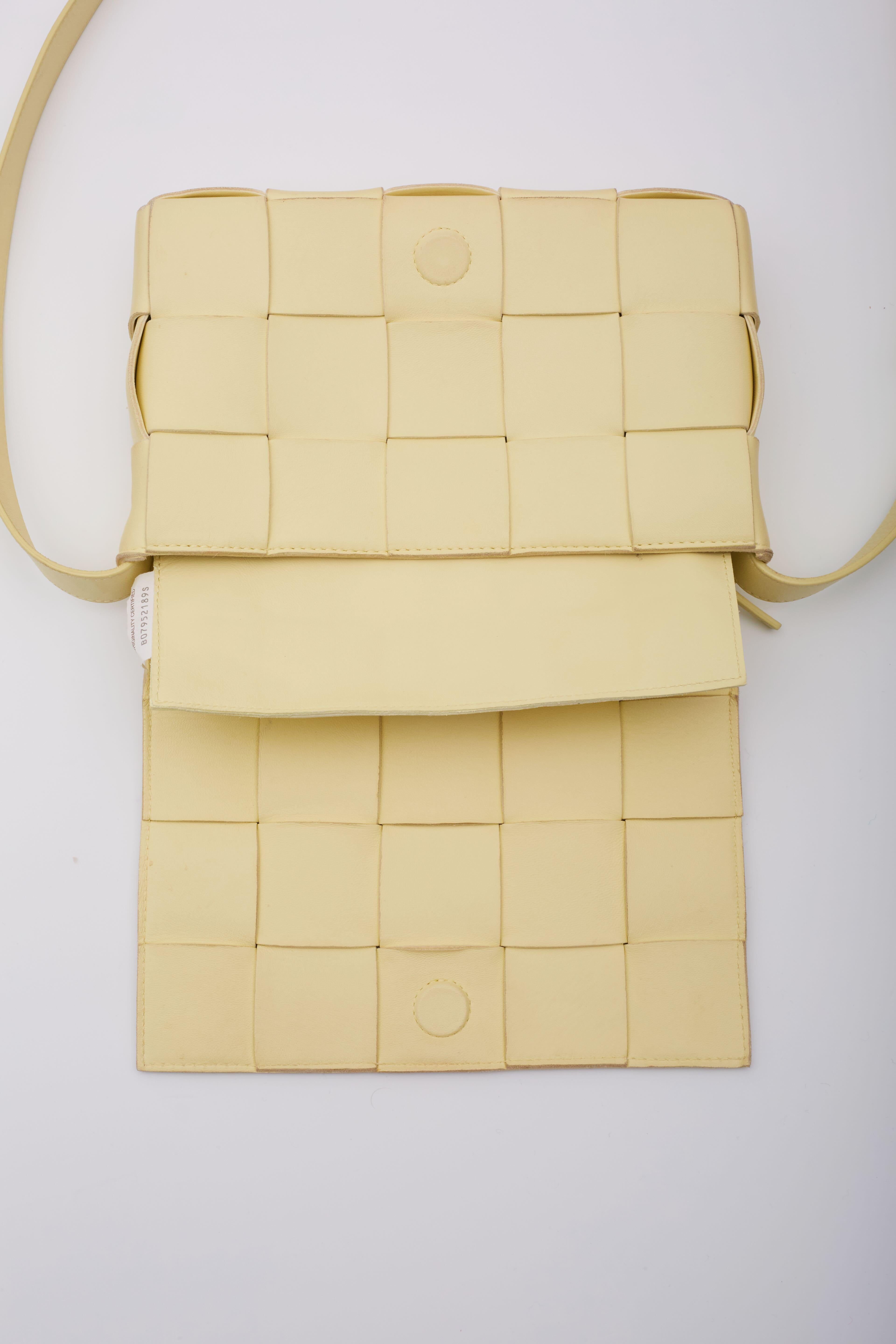 Bottega Veneta Pale Yellow Leather Intrecciato Maxi Cassette Bag For Sale 7