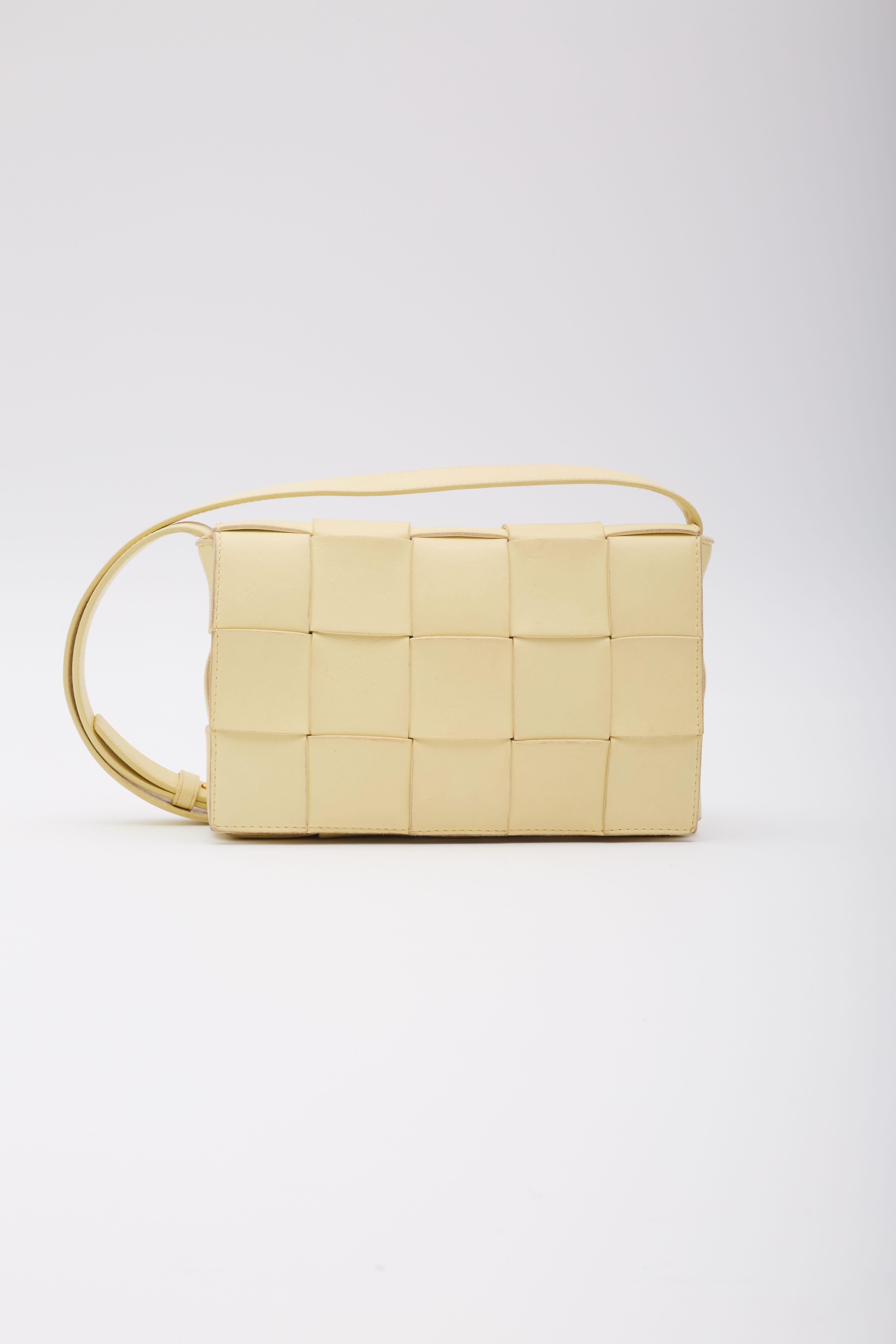 Bottega Veneta Pale Yellow Leather Intrecciato Maxi Cassette Bag In Good Condition For Sale In Montreal, Quebec