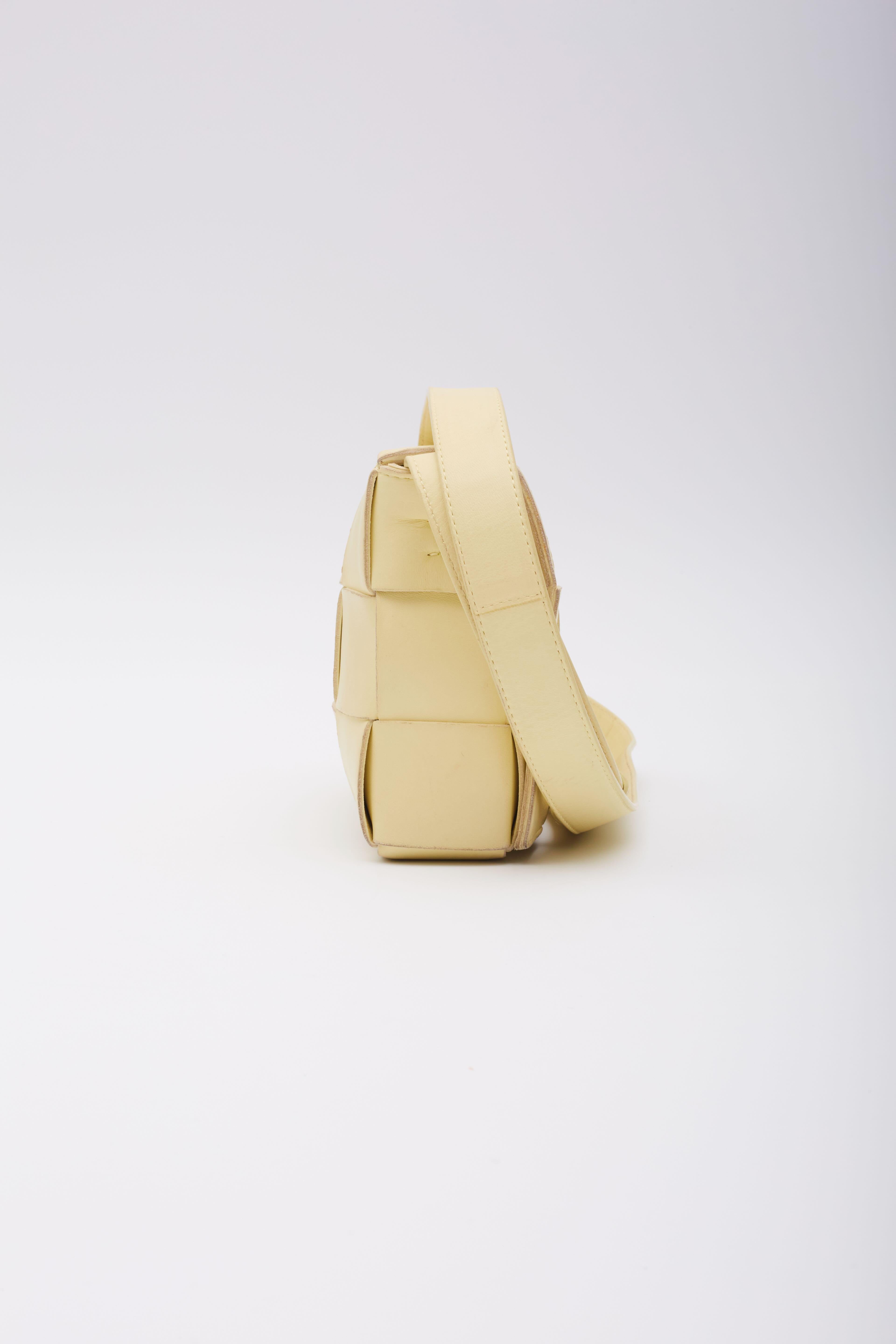 Bottega Veneta Pale Yellow Leather Intrecciato Maxi Cassette Bag For Sale 1