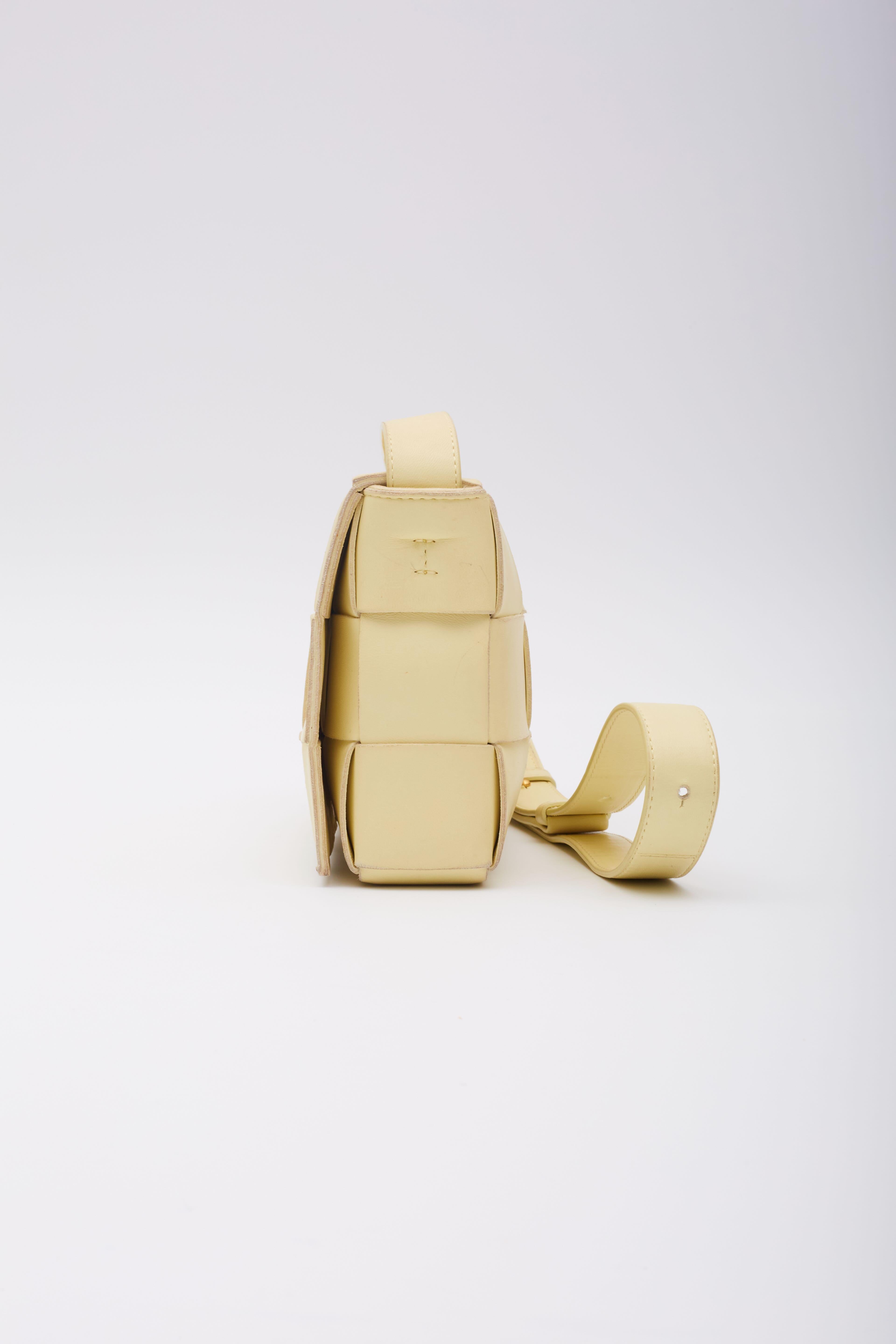 Bottega Veneta Pale Yellow Leather Intrecciato Maxi Cassette Bag For Sale 2