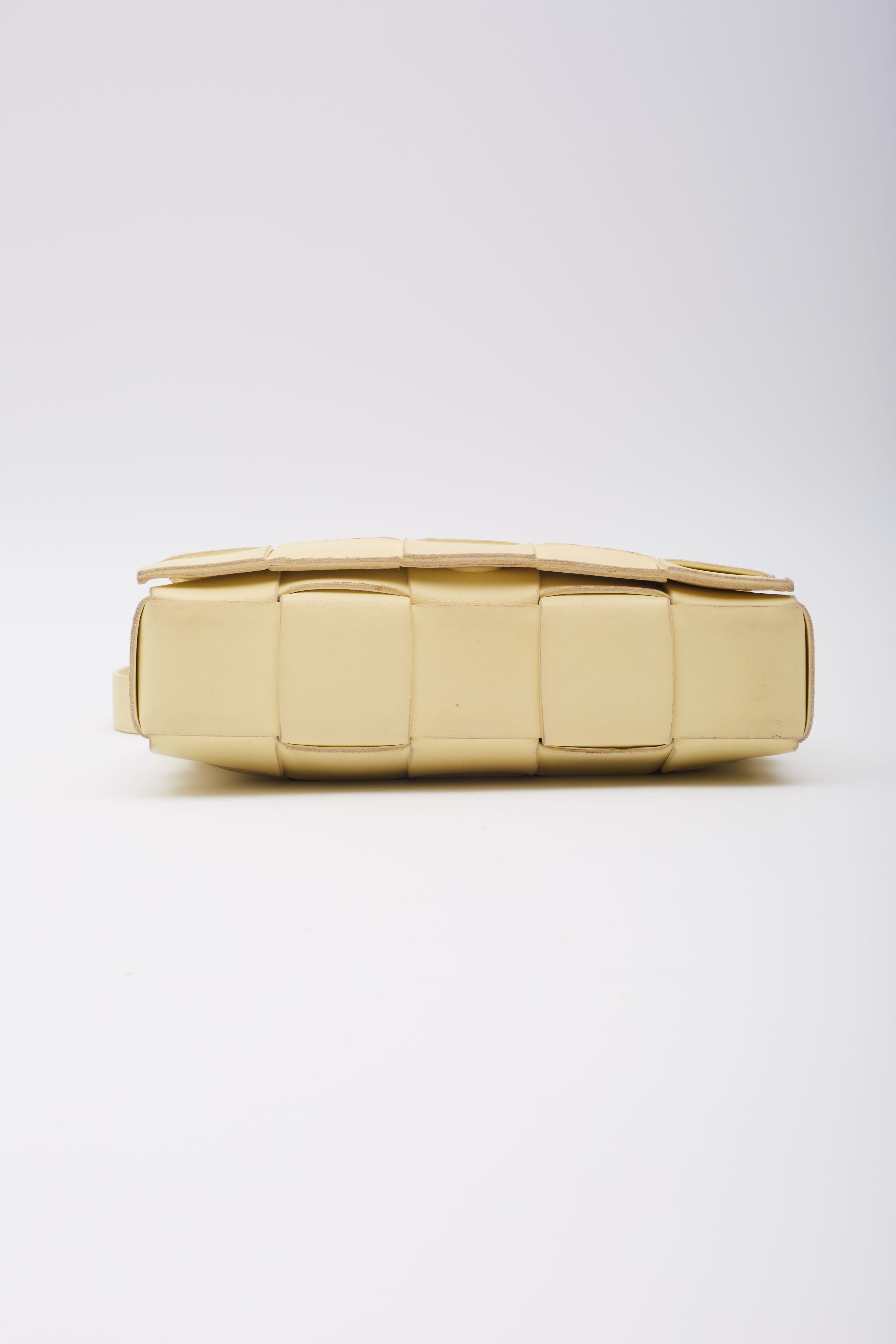 Bottega Veneta Pale Yellow Leather Intrecciato Maxi Cassette Bag For Sale 3