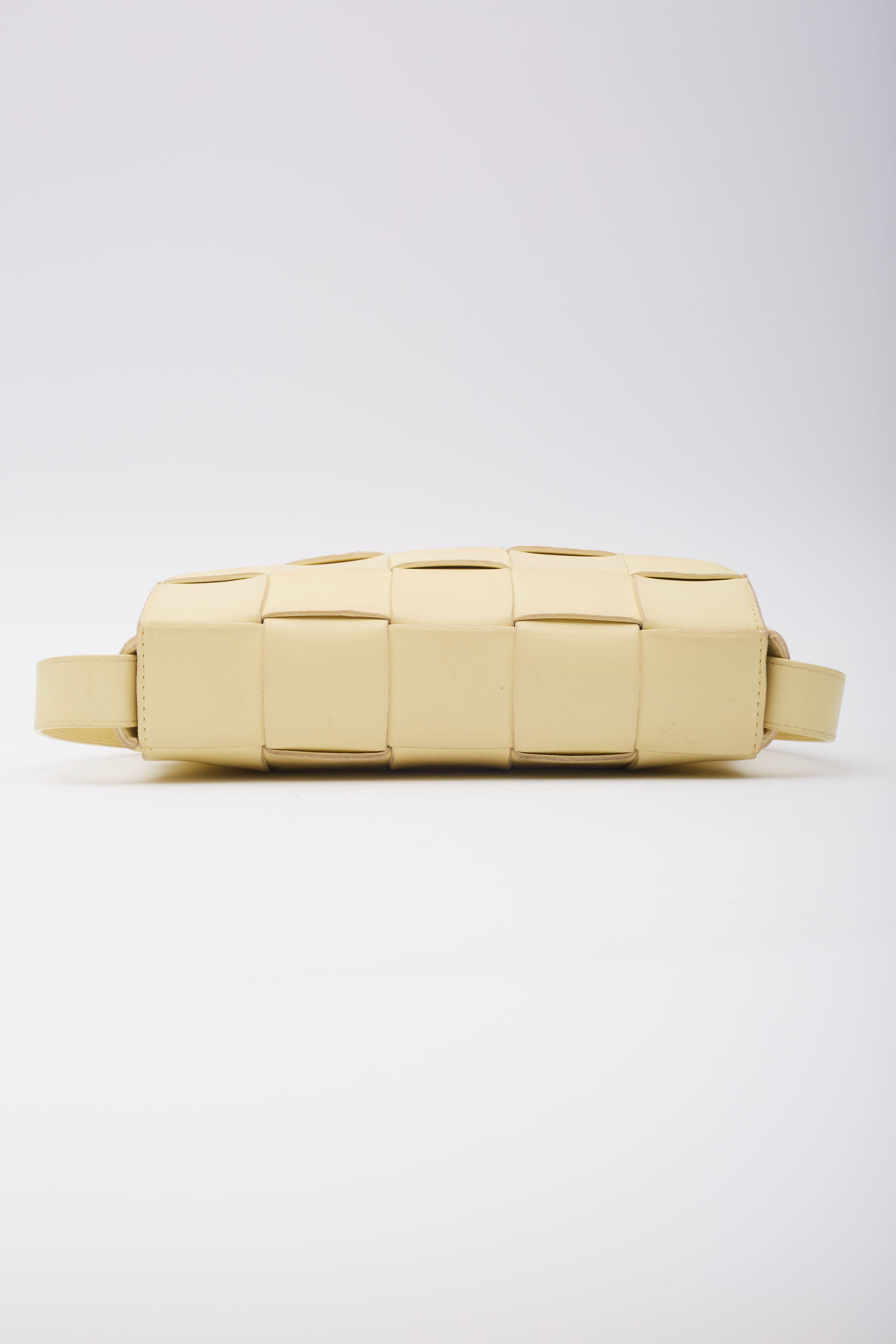 Bottega Veneta Pale Yellow Leather Intrecciato Maxi Cassette Bag For Sale 4
