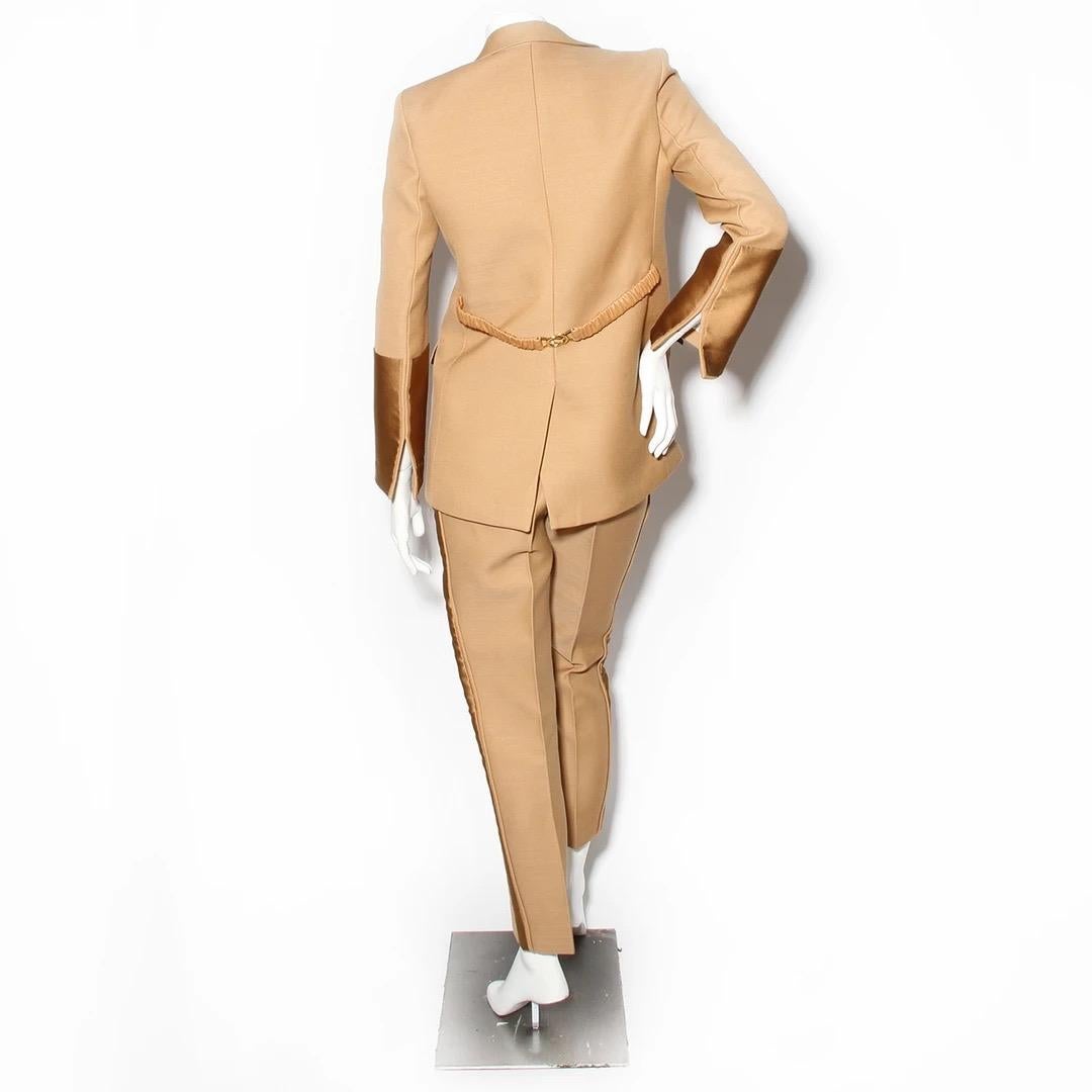 Bottega Veneta by Daniel Lee Pant Suit
Pre-Fall 2019
Made in Italy
Camel tone
Single breasted
Notched lapel
Two tortoiseshell buttons down front 
Square flap pockets on front 
Satin triangular pocket square detail 
Satin detail at cuff of sleeve