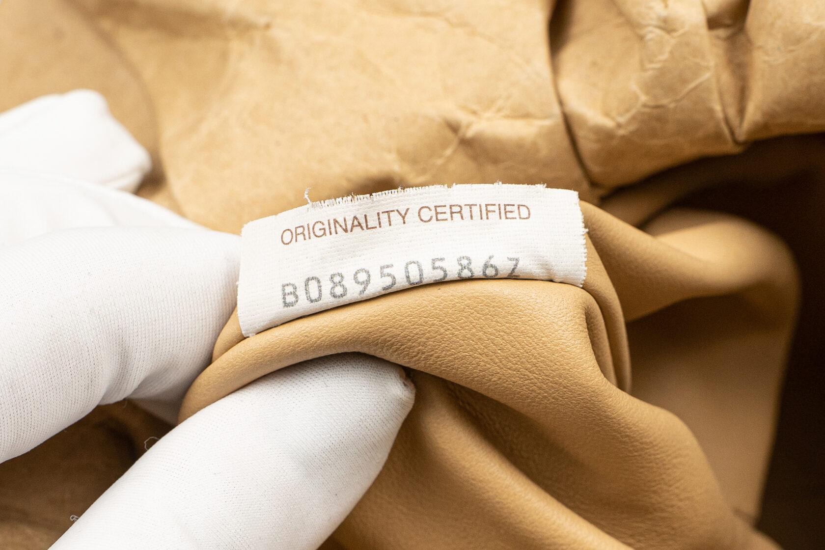 Umhängetasche aus Papier von Bottega Veneta im Angebot 3