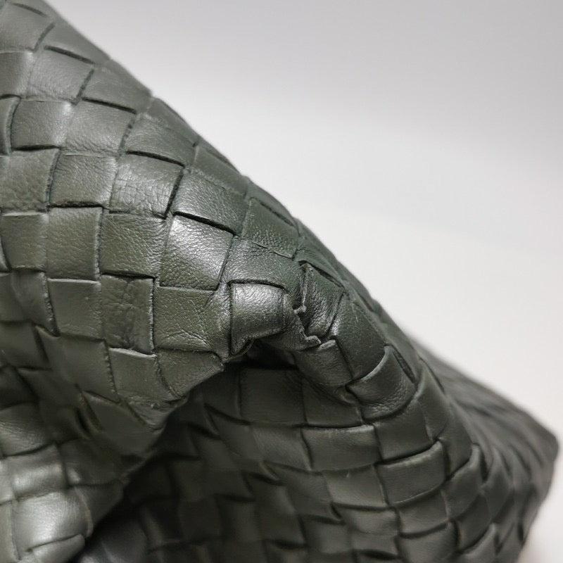 Sac à bandoulière Intrecciato gris foncé 33 cm Bottega Veneta en vente 7