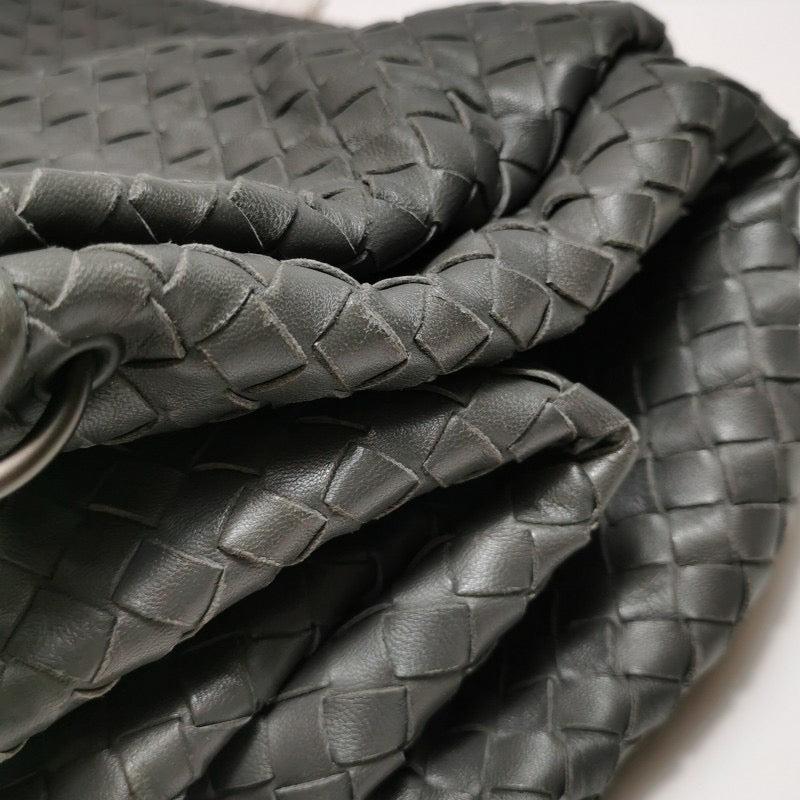 Sac à bandoulière Intrecciato gris foncé 33 cm Bottega Veneta en vente 8