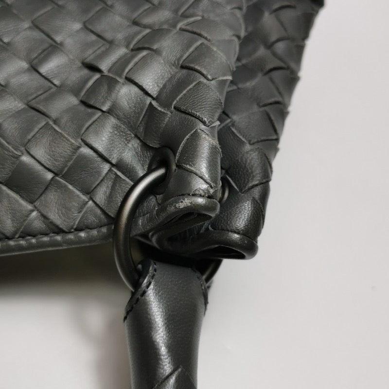 Sac à bandoulière Intrecciato gris foncé 33 cm Bottega Veneta en vente 10