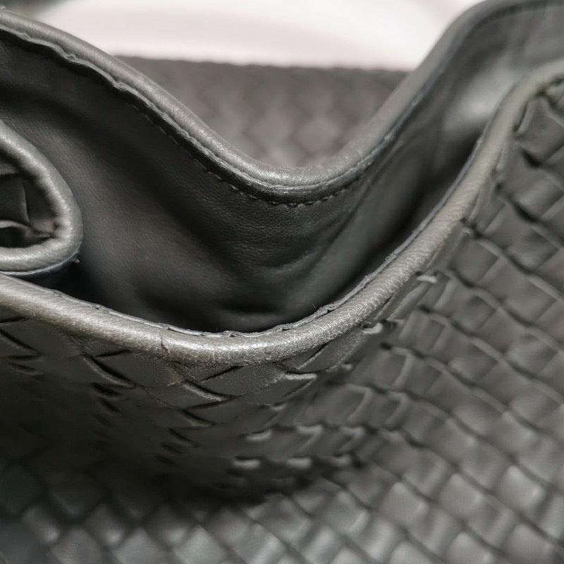 Sac à bandoulière Intrecciato gris foncé 33 cm Bottega Veneta en vente 11