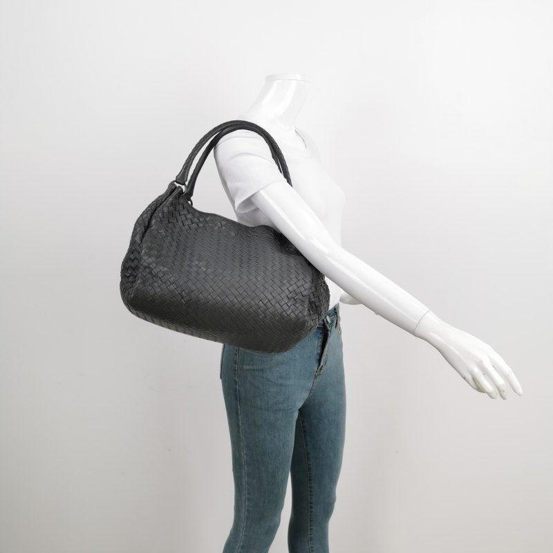 Bottega Veneta Parachute Shoulder Bag Intrecciato Dark Grey 33cm
 Il s'agit de photos professionnelles du sac.
 Condit : EXCELLENT
 Légers frottements sur les coins. 
 DÉTAILS :
 
 Bottega Veneta
 Parachute
 Taille : Large
 
 Dimensions : Largeur