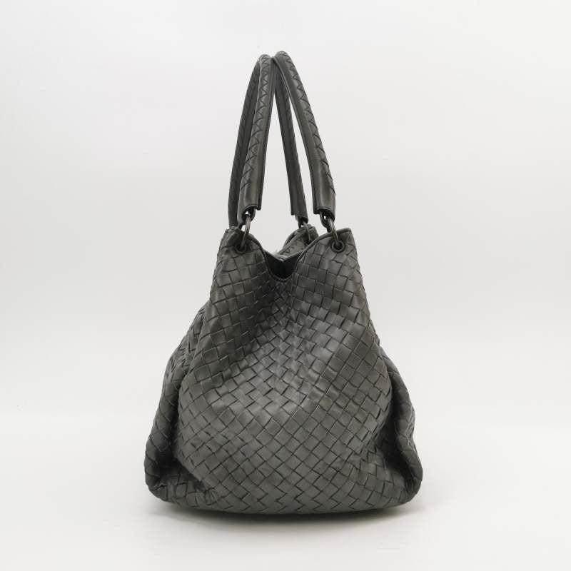 Sac à bandoulière Intrecciato gris foncé 33 cm Bottega Veneta Pour femmes en vente