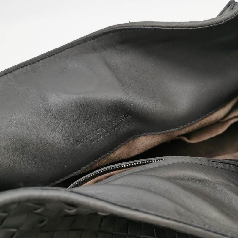 Sac à bandoulière Intrecciato gris foncé 33 cm Bottega Veneta en vente 2