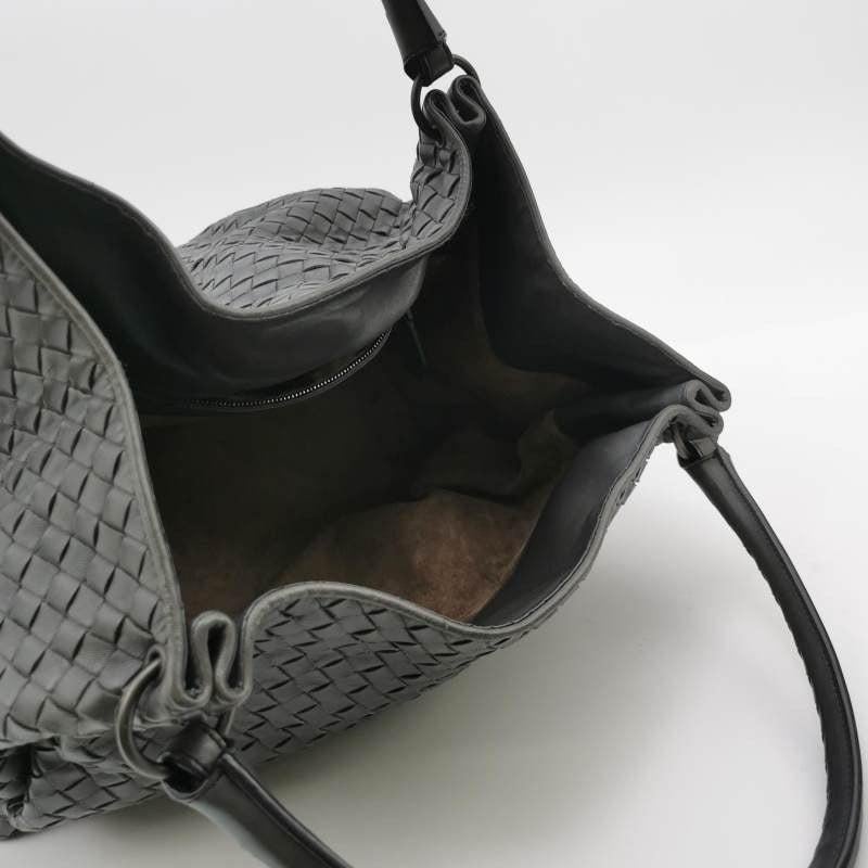 Sac à bandoulière Intrecciato gris foncé 33 cm Bottega Veneta en vente 3