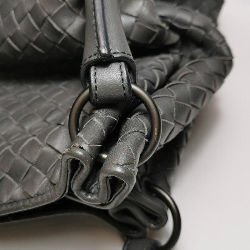 Sac à bandoulière Intrecciato gris foncé 33 cm Bottega Veneta en vente 4
