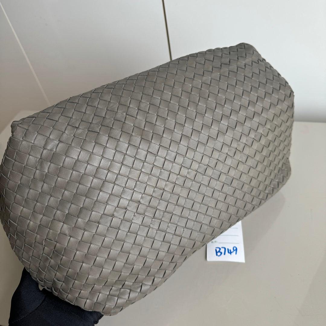 Bottega Veneta Parachute Shoulder Bag Intrecciato Grey 33cm In Excellent Condition In AUBERVILLIERS, FR