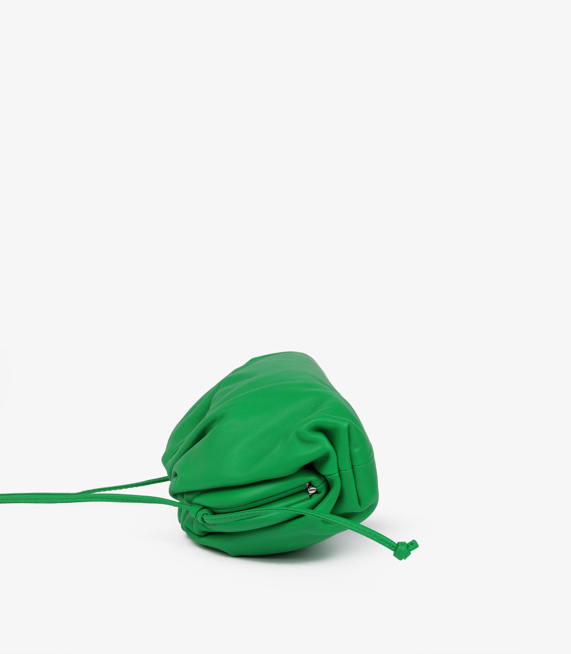 Verde Bottega Veneta Parakeet Mini The Pouch in pelle di vitello verde in vendita