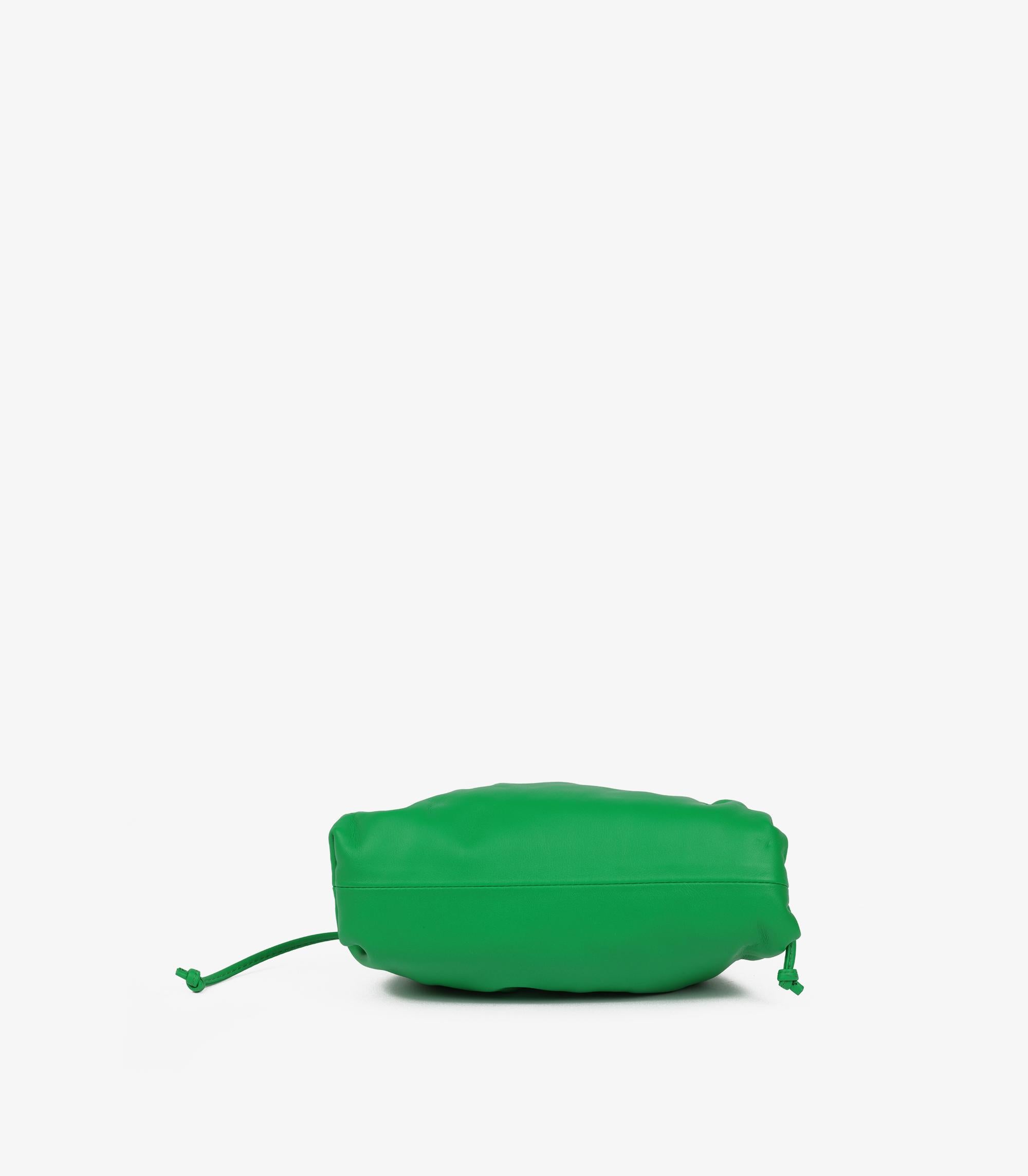 Bottega Veneta Parakeet Mini The Pouch in pelle di vitello verde In condizioni Nuovo in vendita a Bishop's Stortford, Hertfordshire