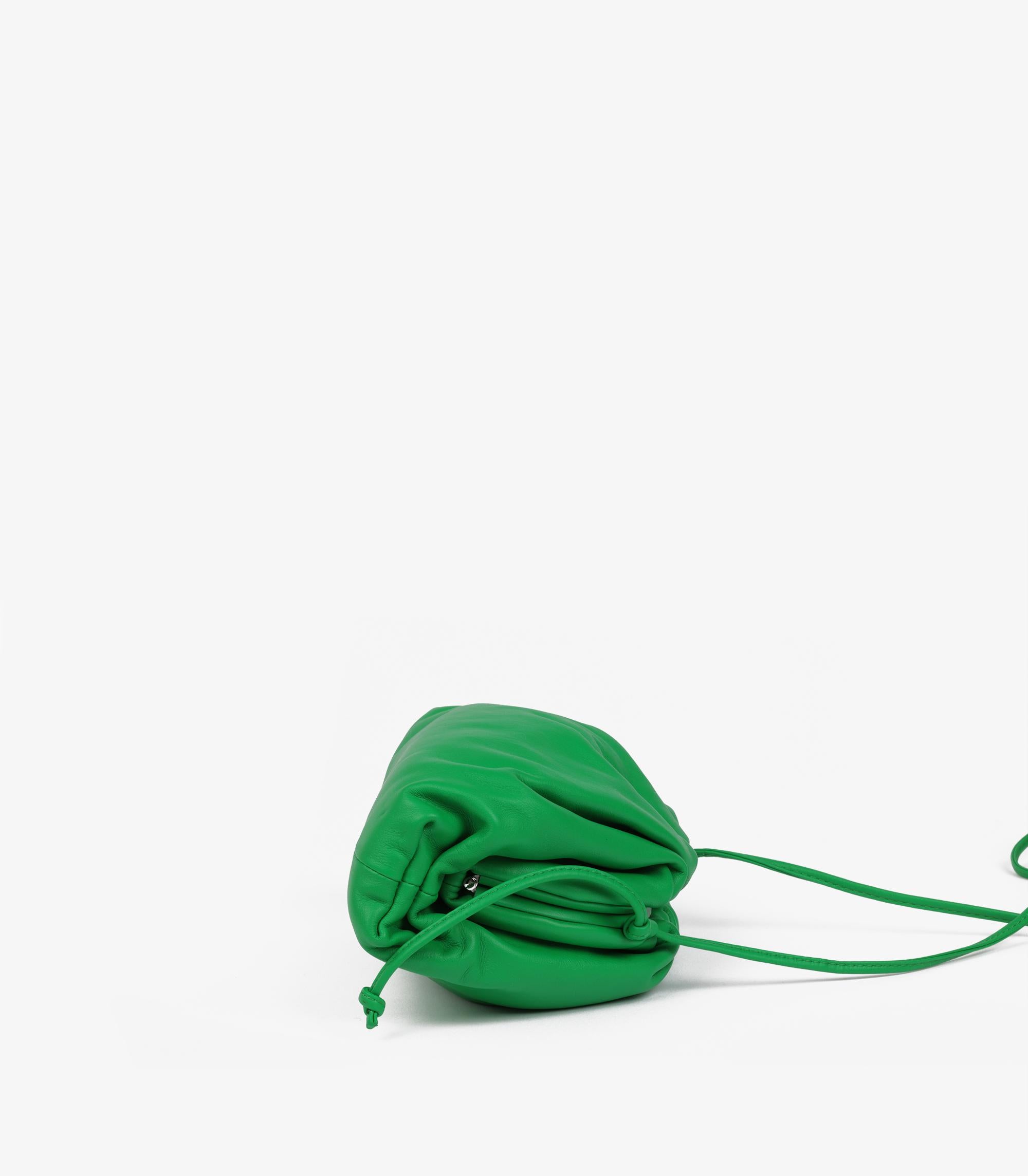 da uomo o donna Bottega Veneta Parakeet Mini The Pouch in pelle di vitello verde in vendita