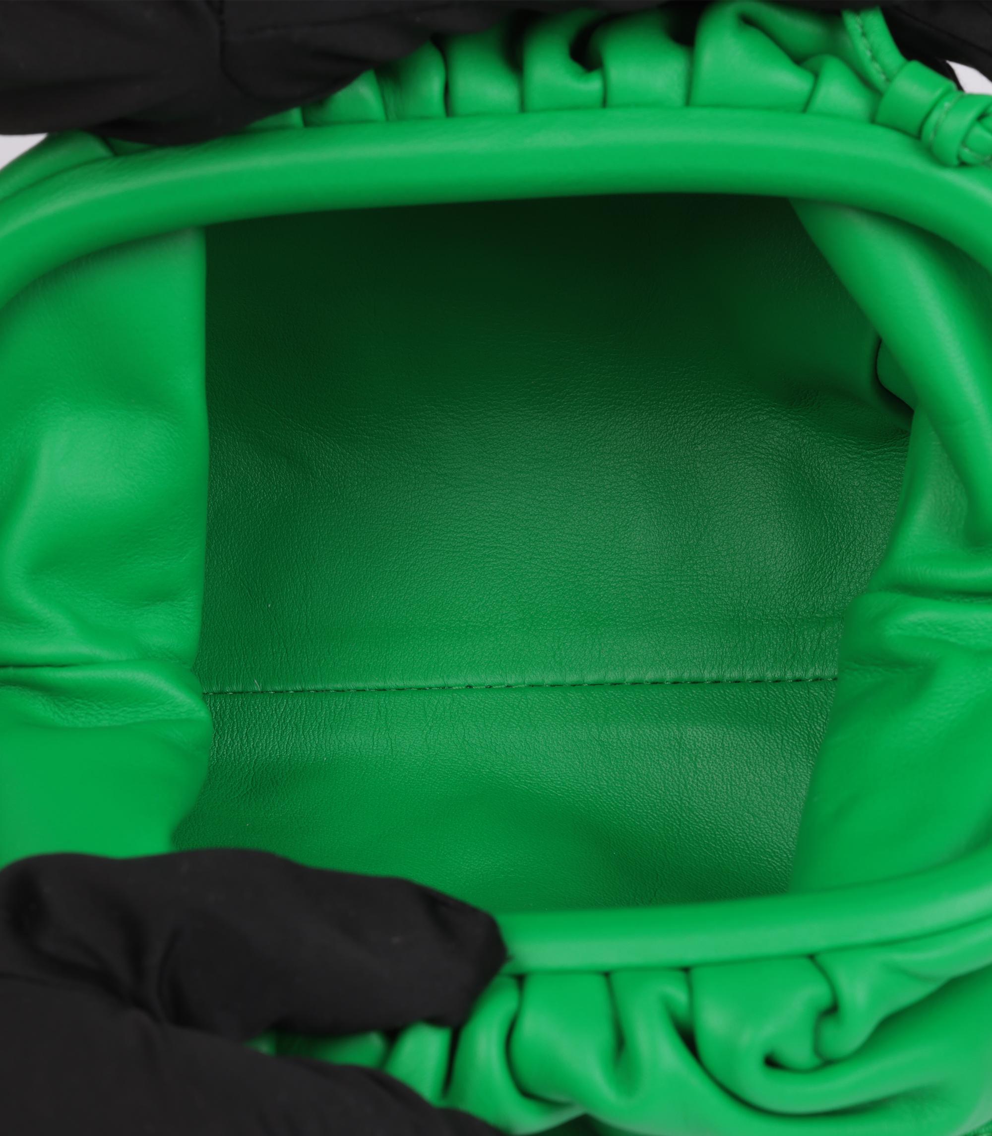 Bottega Veneta Parakeet Mini The Pouch in pelle di vitello verde in vendita 1