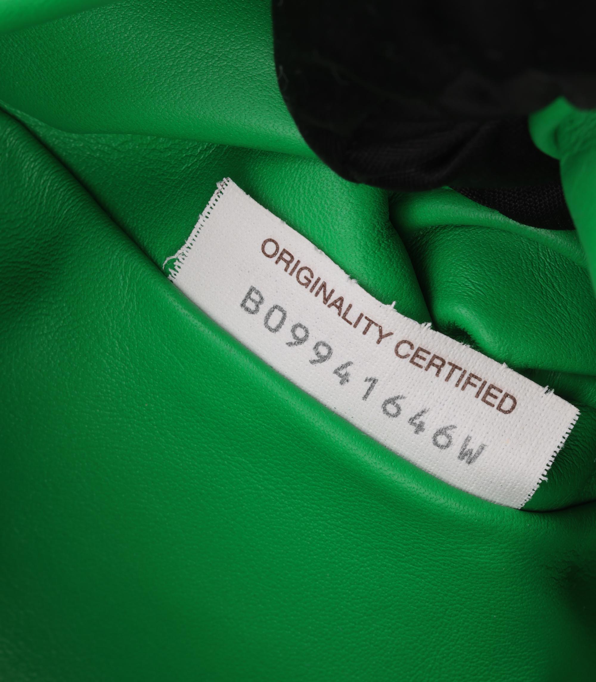 Bottega Veneta Parakeet Mini The Pouch in pelle di vitello verde in vendita 2