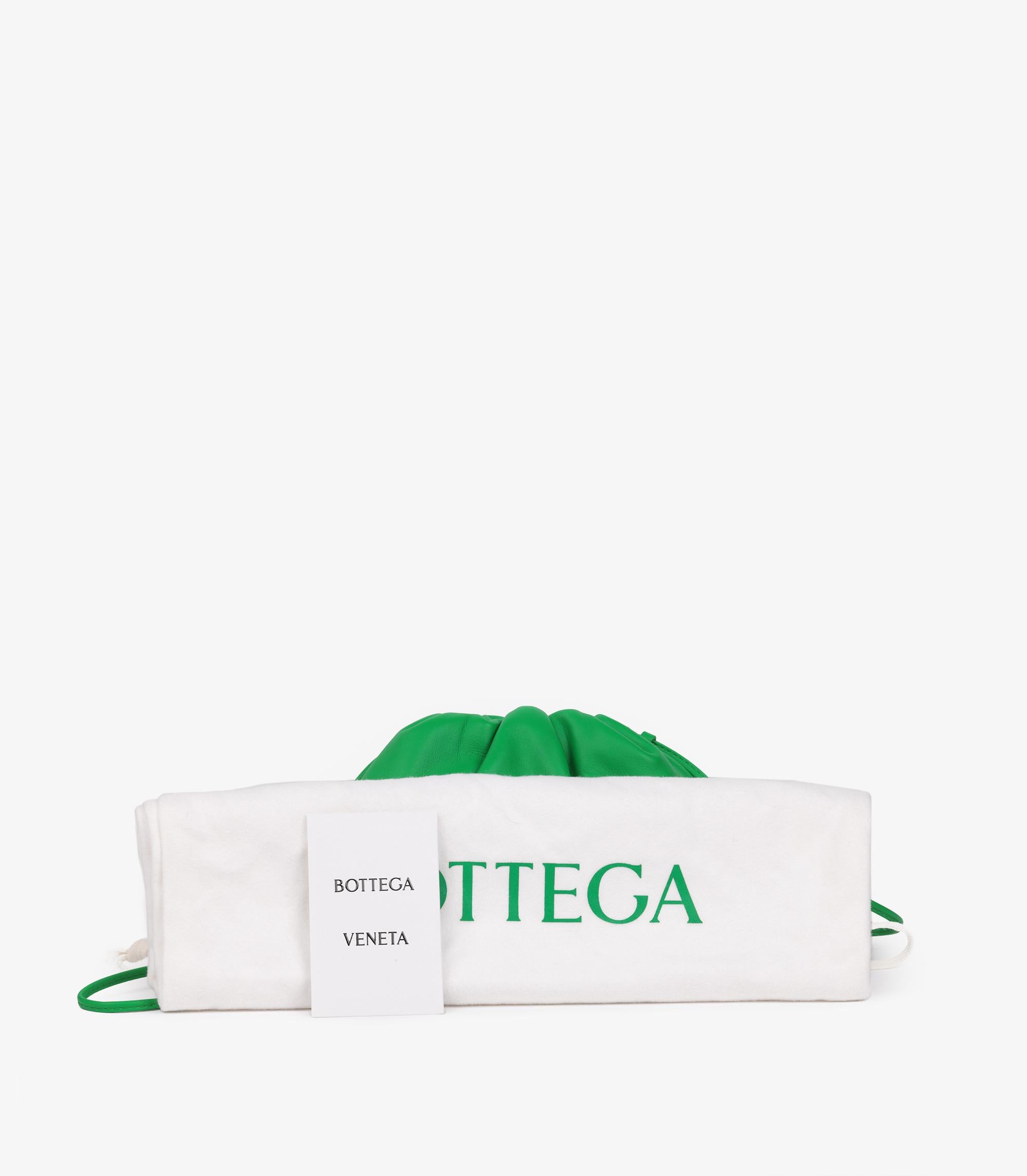 Bottega Veneta Parakeet Mini The Pouch in pelle di vitello verde in vendita 4