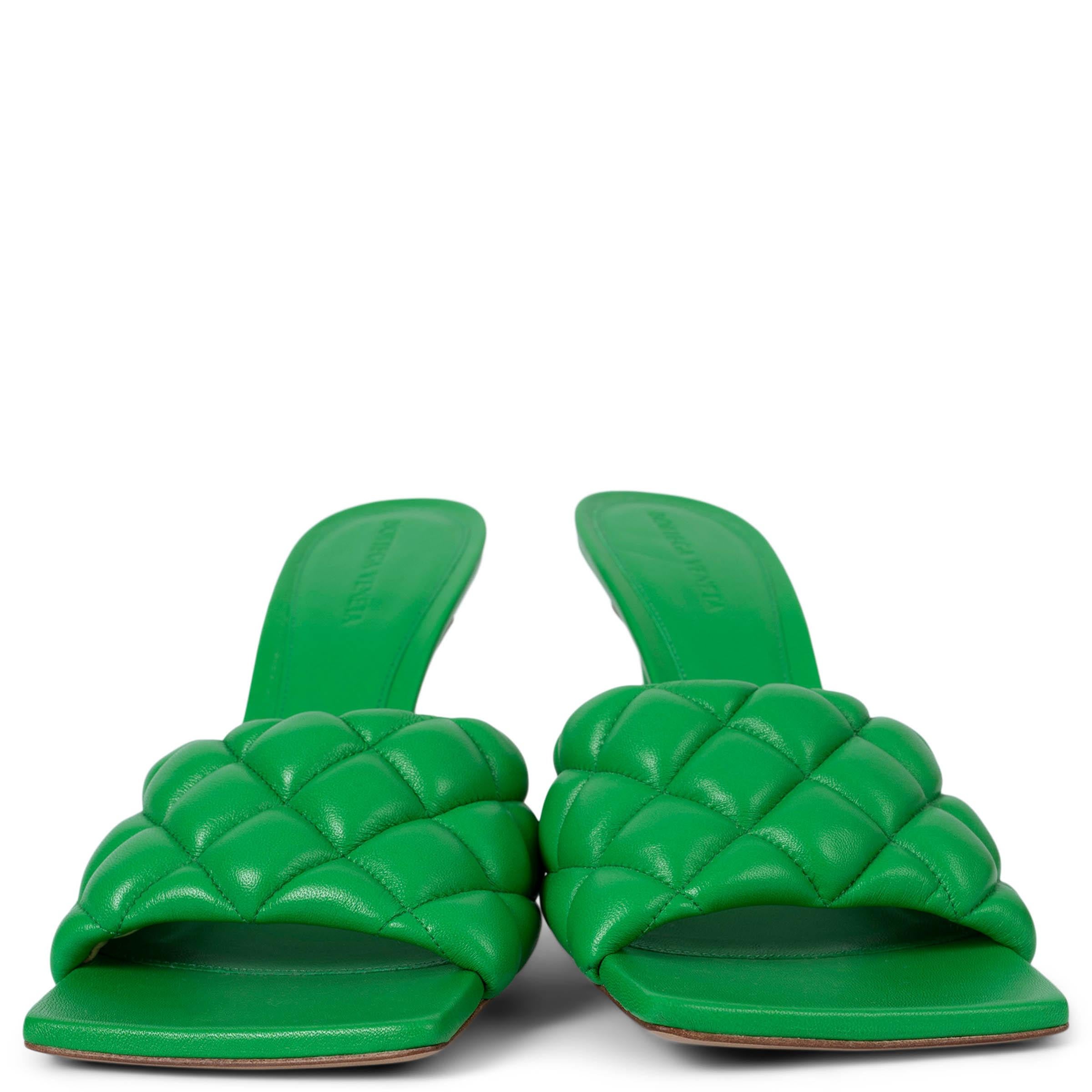 100% autentici sandali Bottega Veneta con mulo imbottito in pelle di vitello liscia verde parrocchetto e punta quadrata. Nuovo di zecca. Viene fornito con sacchetto antipolvere. 

Misure
Modello	592015VBRR03708
Dimensione impressa	42 (taglia