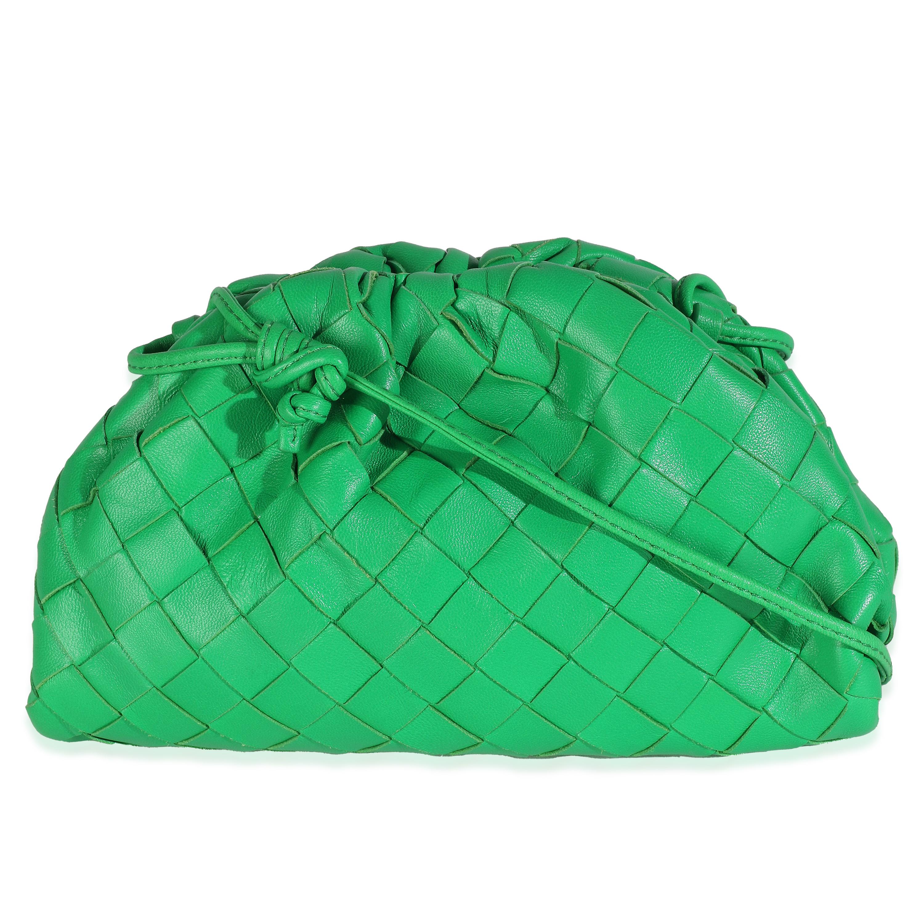 Titolo dell'elenco: Bottega Veneta Parakeet Nappa Intrecciato The Mini Pouch
SKU: 147053
MSRP: 2500.00 USD
Condizioni: Usato 
Descrizione della condizione: La linea Pouch, che mette in mostra la maestria di Bottega Veneta nella lavorazione della
