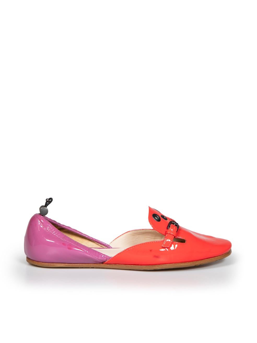 L'ÉTAT est très bon. L'usure minimale des chaussures est évidente. Usure minimale aux deux talons, au côté gauche de la chaussure gauche et au côté droit de la chaussure droite avec des marques décolorées et un froissement général du cuir sur cet