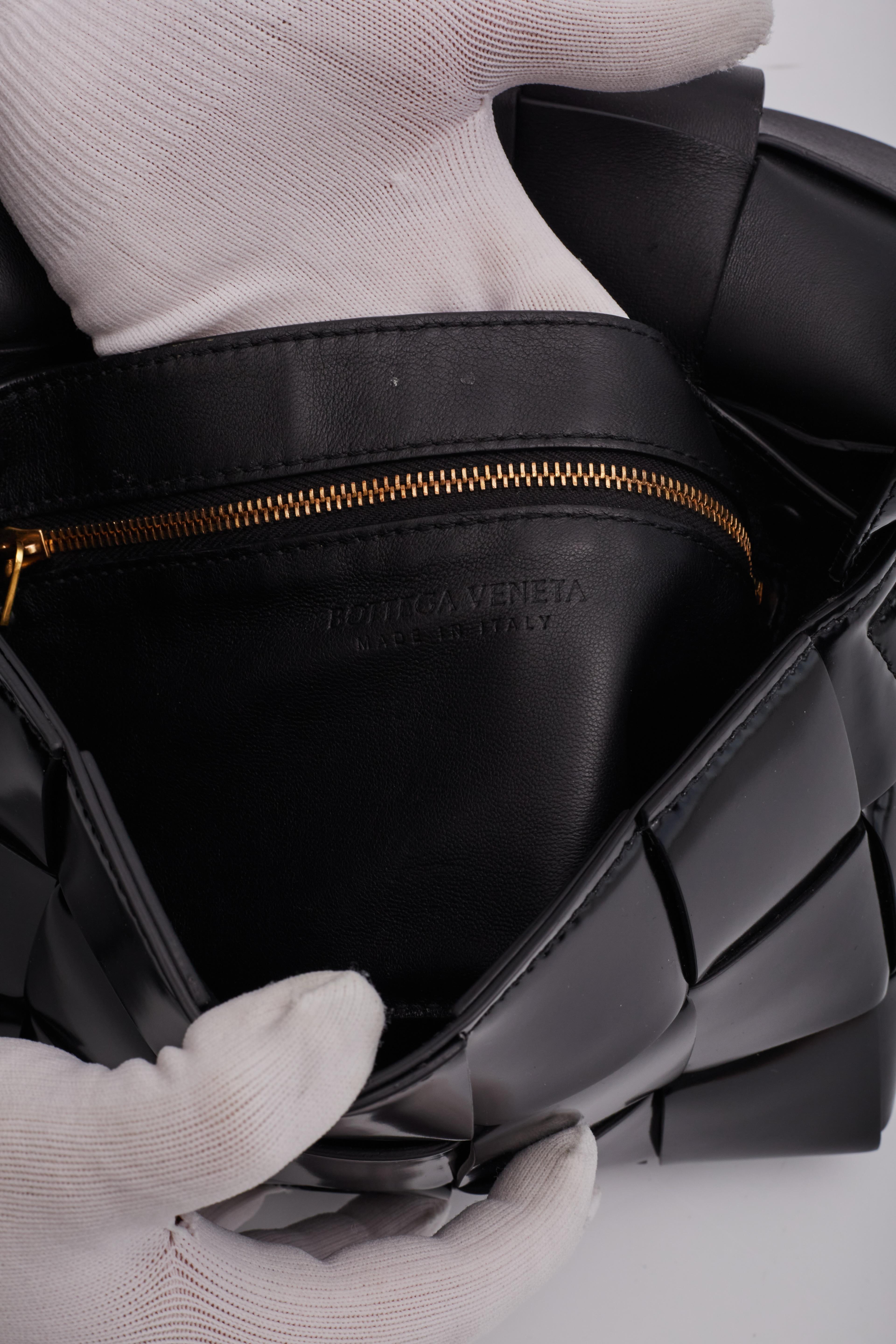 Bottega Veneta Patent Maxi Intrecciato Cassette Crossbody Bag Black For Sale 7