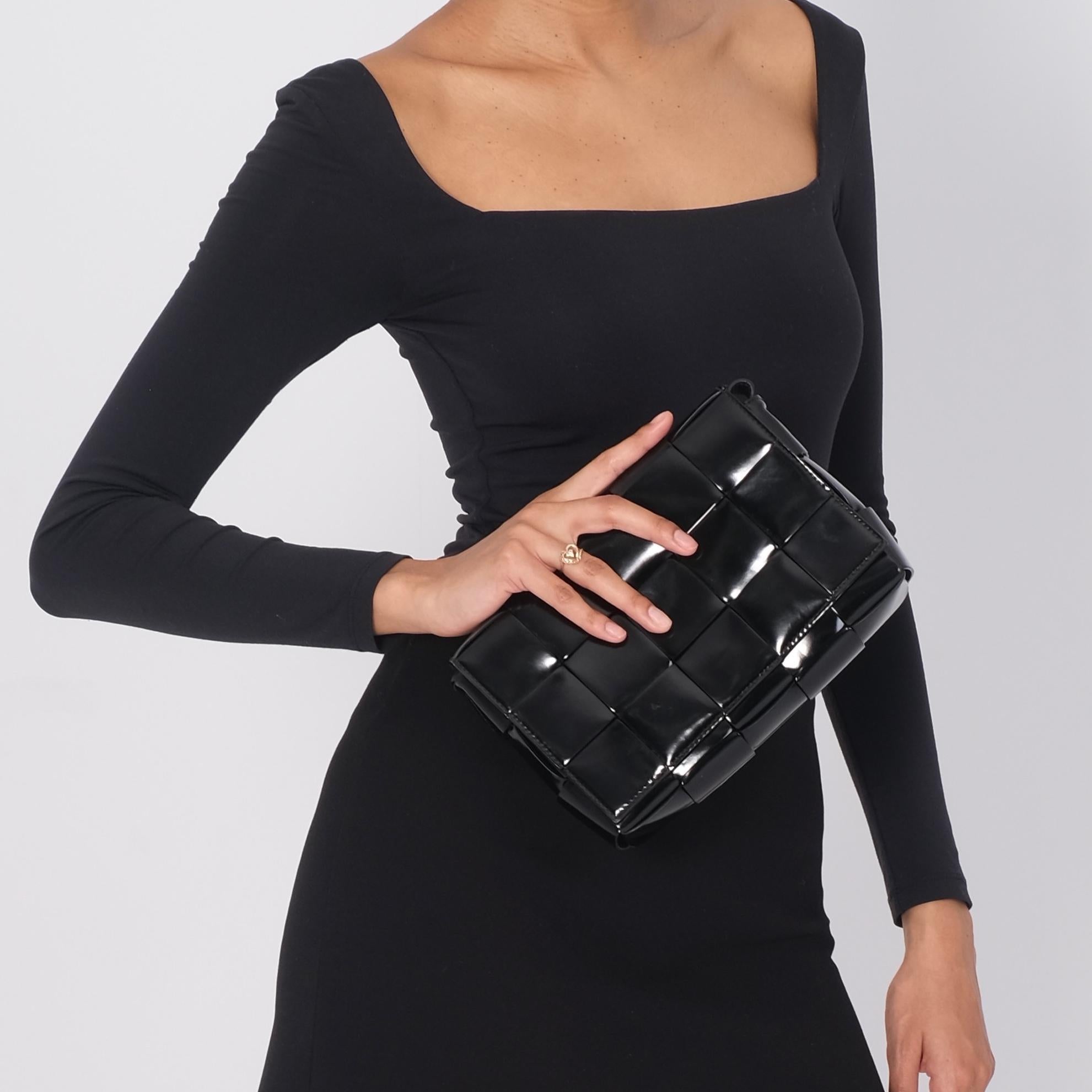 Bottega Veneta Patent Maxi Intrecciato Cassette Crossbody Bag Black In Fair Condition For Sale In Montreal, Quebec