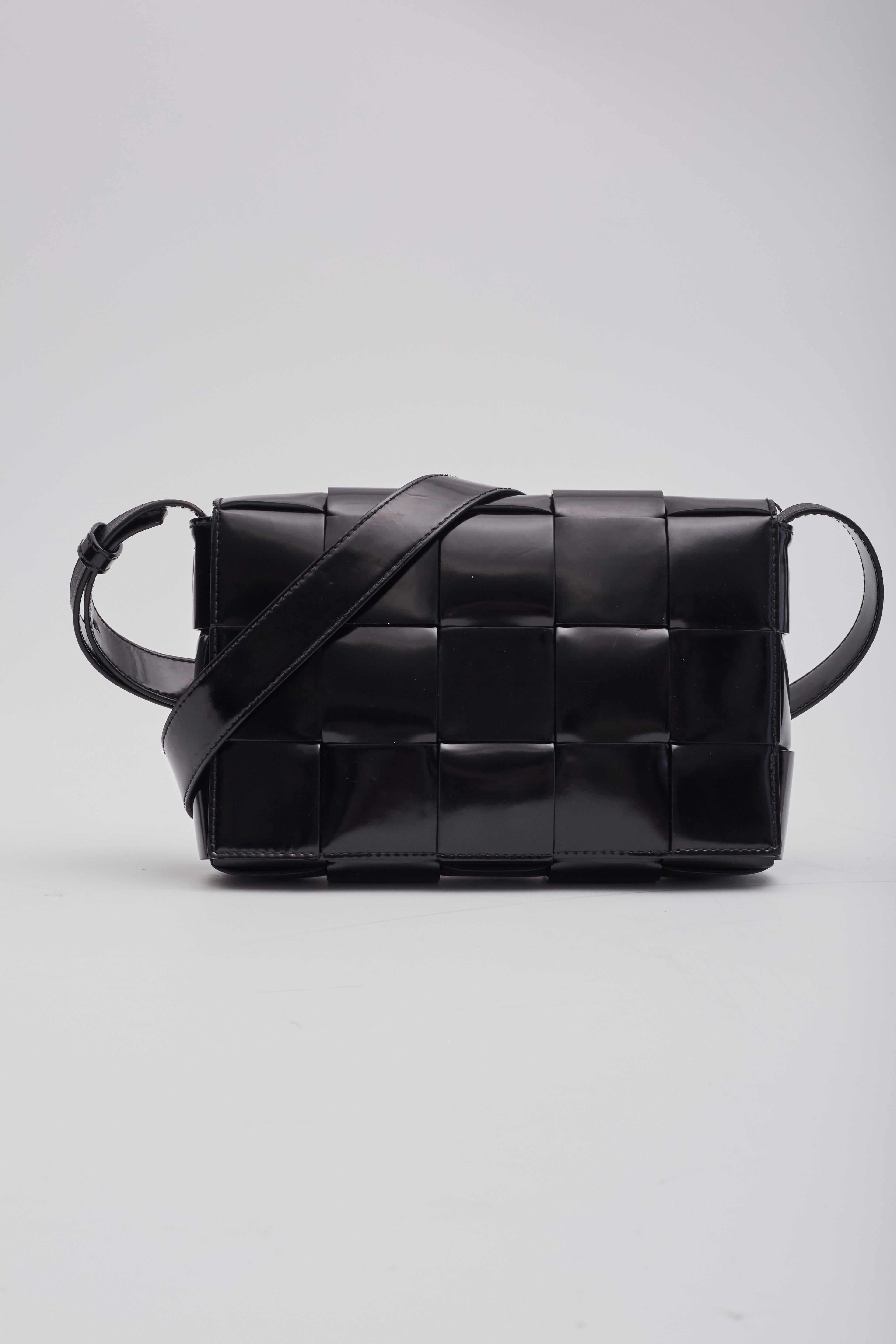 Women's or Men's Bottega Veneta Patent Maxi Intrecciato Cassette Crossbody Bag Black For Sale