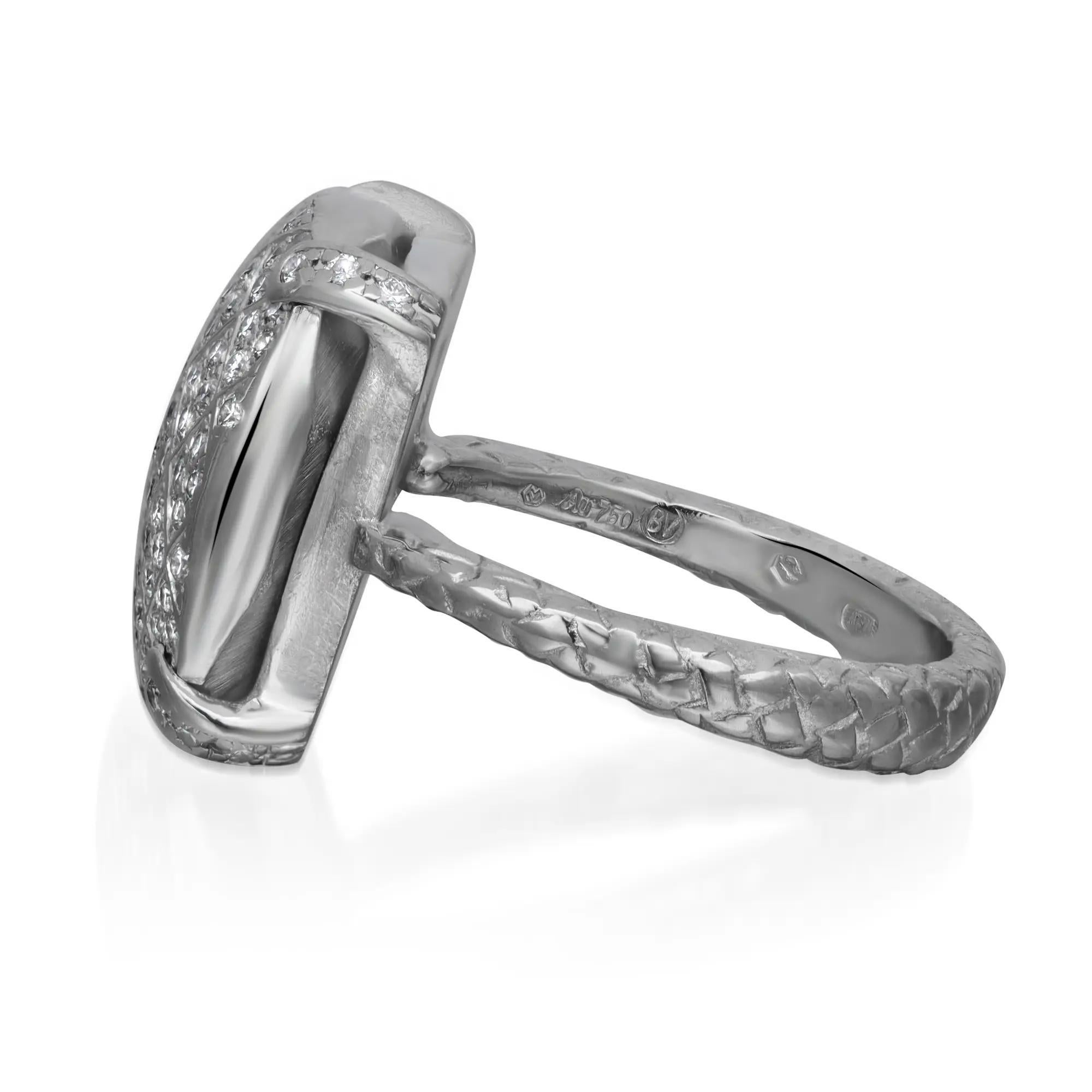 Kühn und schön: der Bottega Veneta-Cocktailring. Mit winzigen, funkelnden, runden Diamanten im Brillantschliff, die auf einer quadratischen Fassung in Pave-Fassung sitzen. Dieser aus 18 Karat Weißgold gefertigte Ring strahlt schlichten Stil und