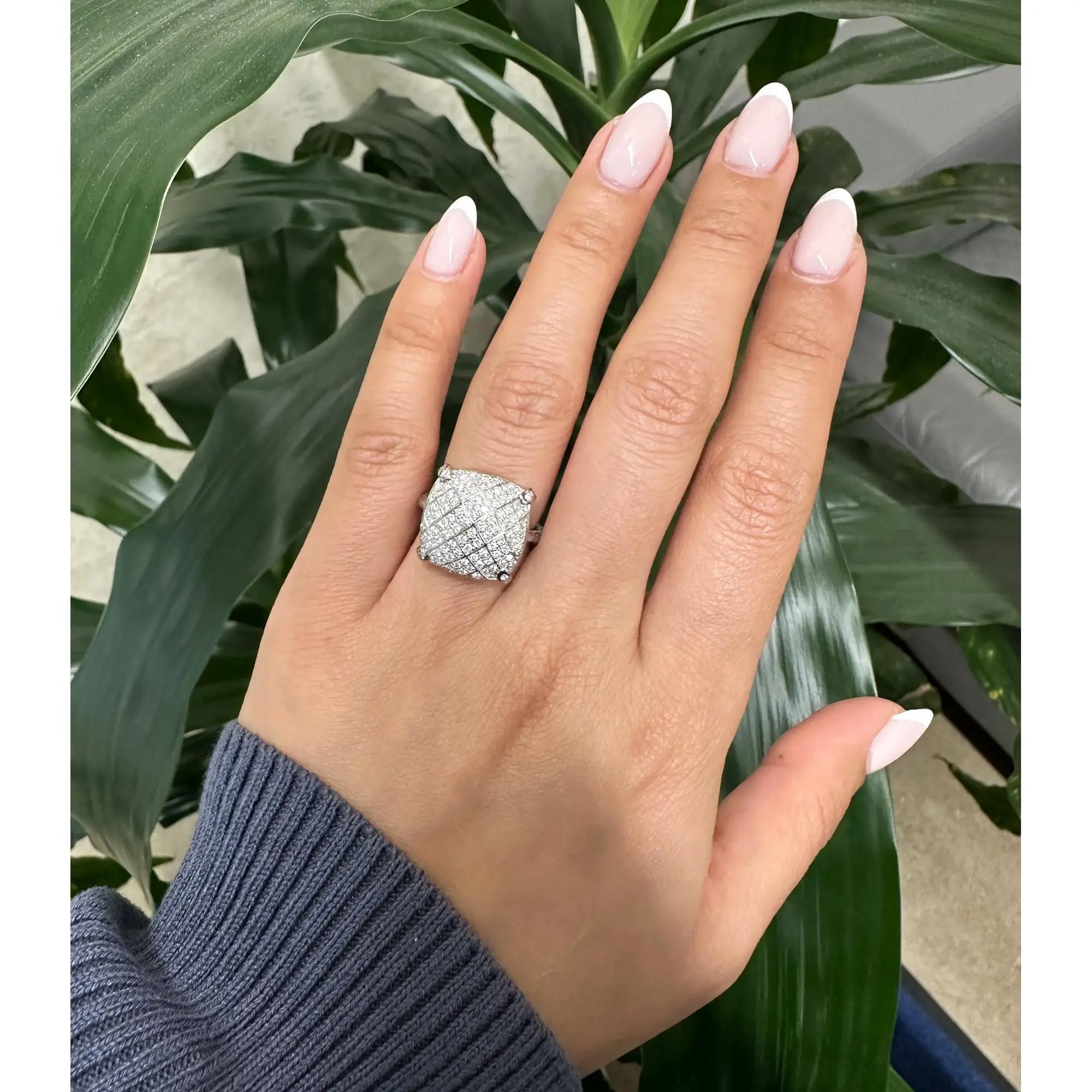 Bottega Veneta Pave Runder Diamant-Cocktailring 18K Weißgold Größe 5,75 im Zustand „Hervorragend“ im Angebot in New York, NY