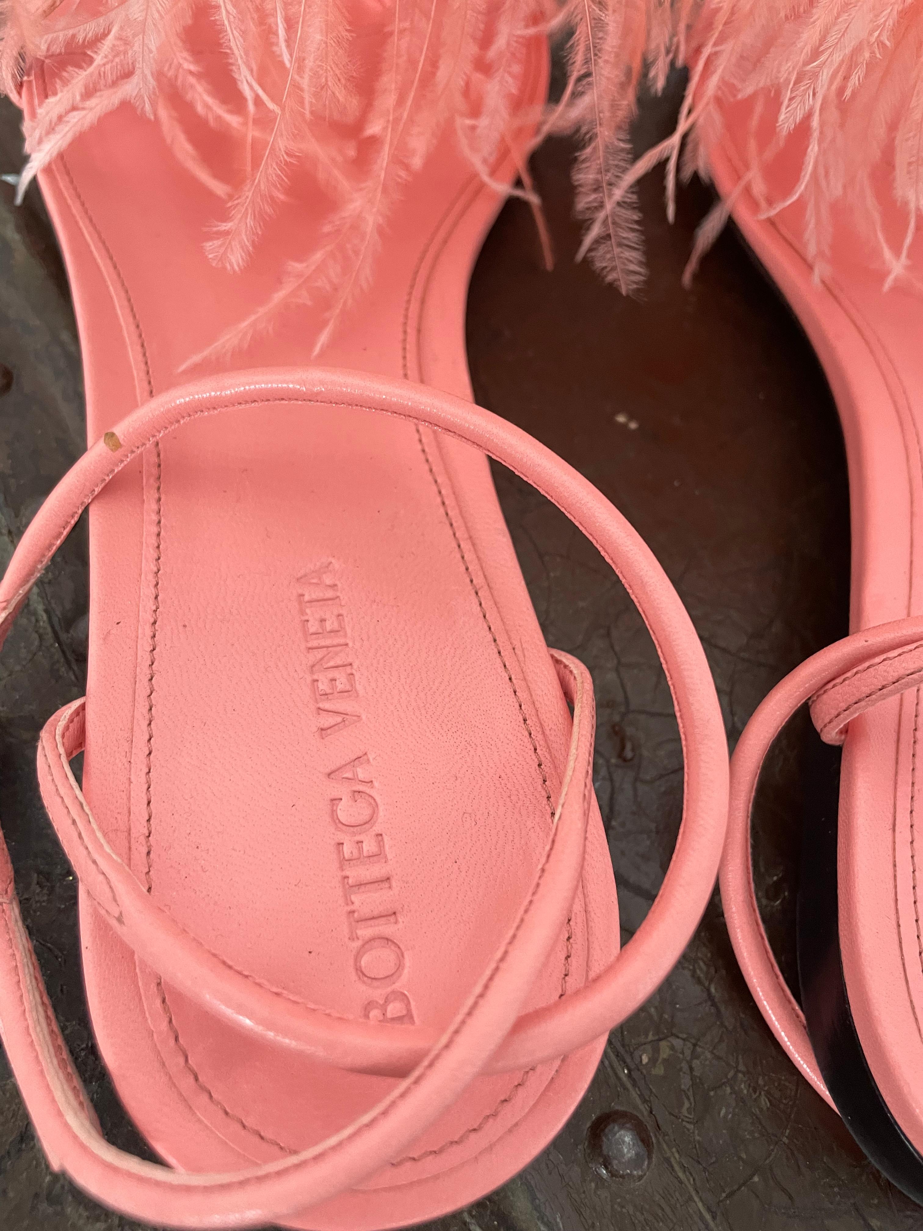 Bottega Veneta  peach Ostrich  feather sandal  In Excellent Condition For Sale In Toronto, CA