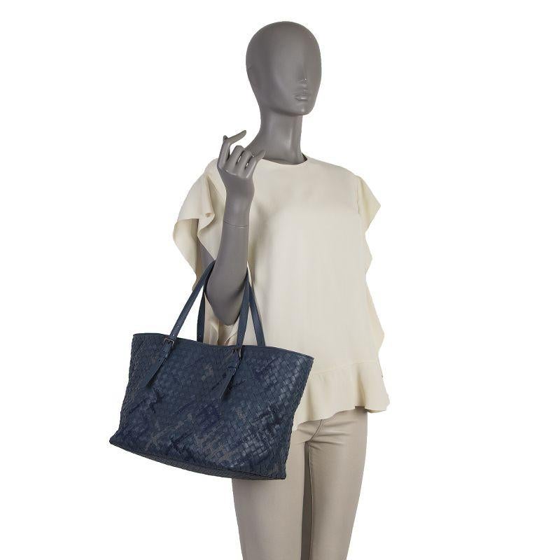 BOTTEGA VENETA petrol blue woven leather CRESTA MEDIUM Shopper Shoulder Bag In Excellent Condition In Zürich, CH