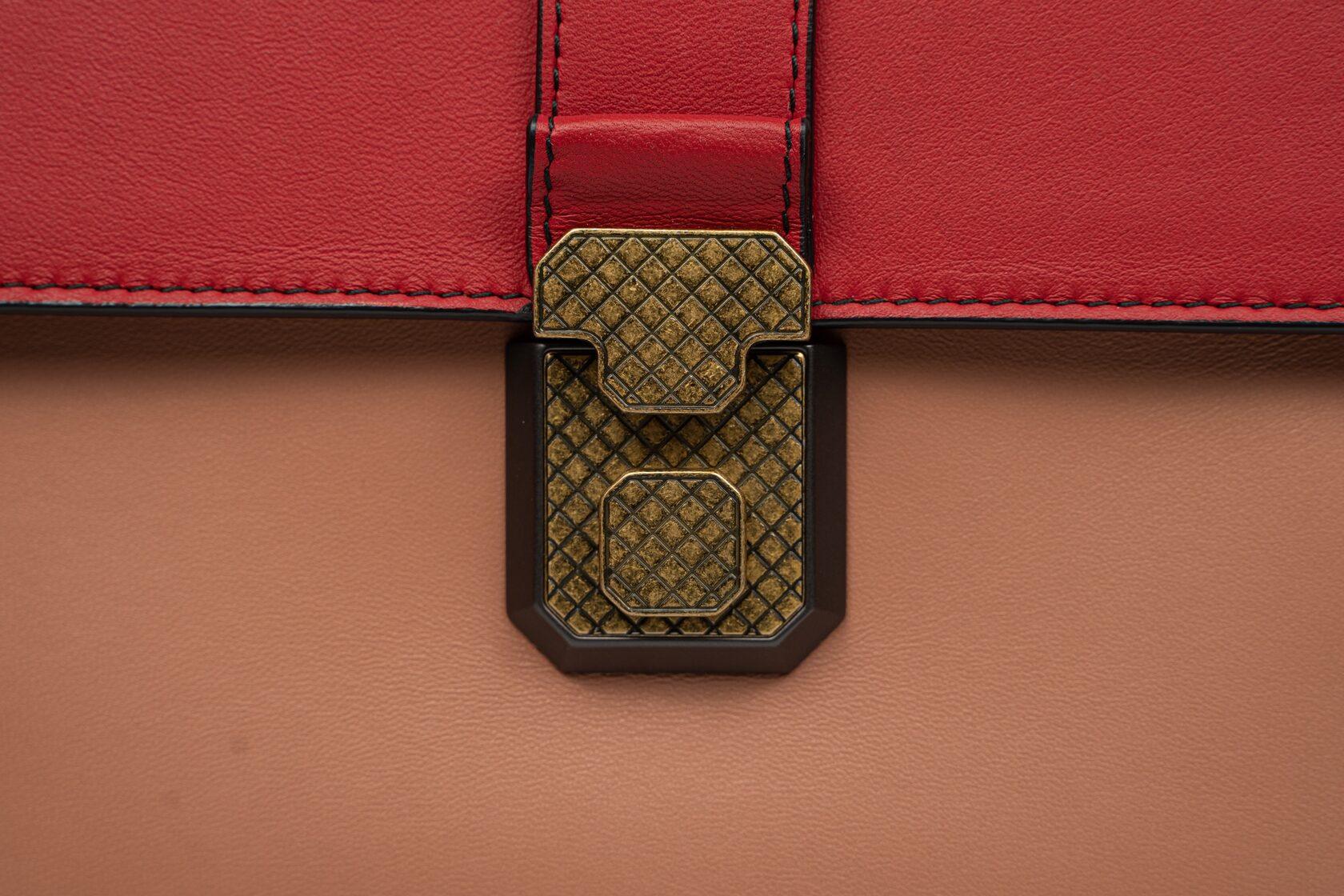 CONDITION: A: Excellent condition with few signs of use; carefully kept.
SET: Dust bag, Shoulder strap, Mirror
SIZE: 25/15.5/10 cm; Shoulder strap 98 cm
COLOUR: Red / Brown / Beige
Leather material
INSIDE COLOR: Beige
INSIDE MATERIAL: