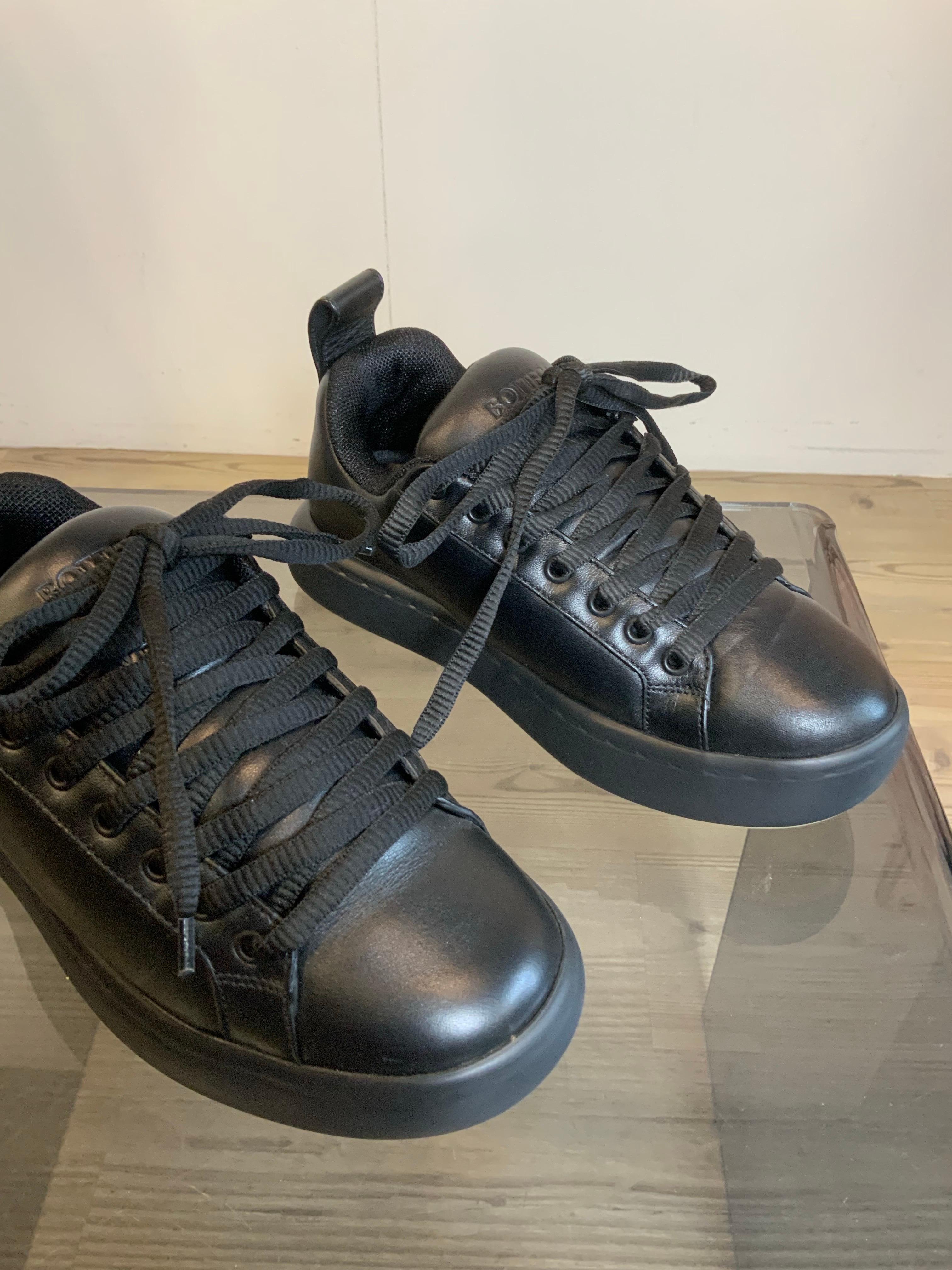 Bottega Veneta pillow sneakers.
In black calfskin and rubber sole.
Size not indicated but they fit an Italian 38.
Inner sole 24 cm
Excellent condition, used very little.
They come with the original box and dust bag.