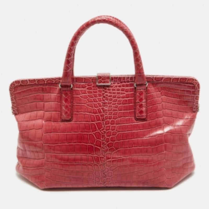 Die Tradition des Modehauses, gepaart mit modernem Design, macht diese Tasche zu einem echten Unikat. Es ist ein fabelhaftes Accessoire für den täglichen Gebrauch.