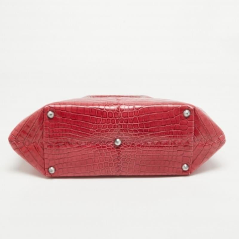 Bottega Veneta Rosa Krokodilrahmen-Tasche im Zustand „Gut“ im Angebot in Dubai, Al Qouz 2