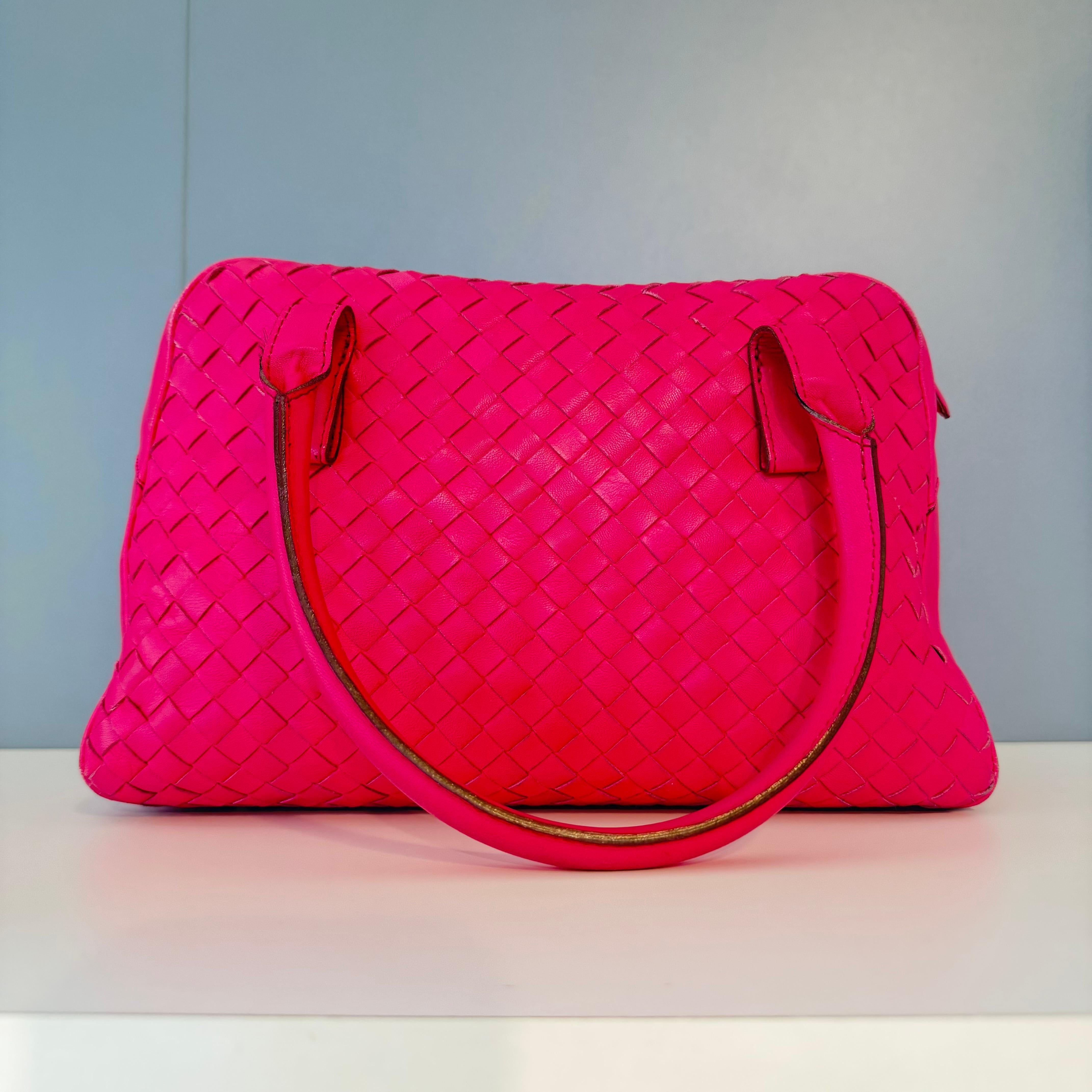 Beautiful Bottega Veneta bag, Icon and symbol of understated luxury
Intrecciato leather 
Rare pink color
Double handle
Zip closure
Internal zip pocket 
Cm 28 x 18 x 11  (11 x 7 x 4,33 inches) 
Fast shipment from Italy via Fedex included in the price