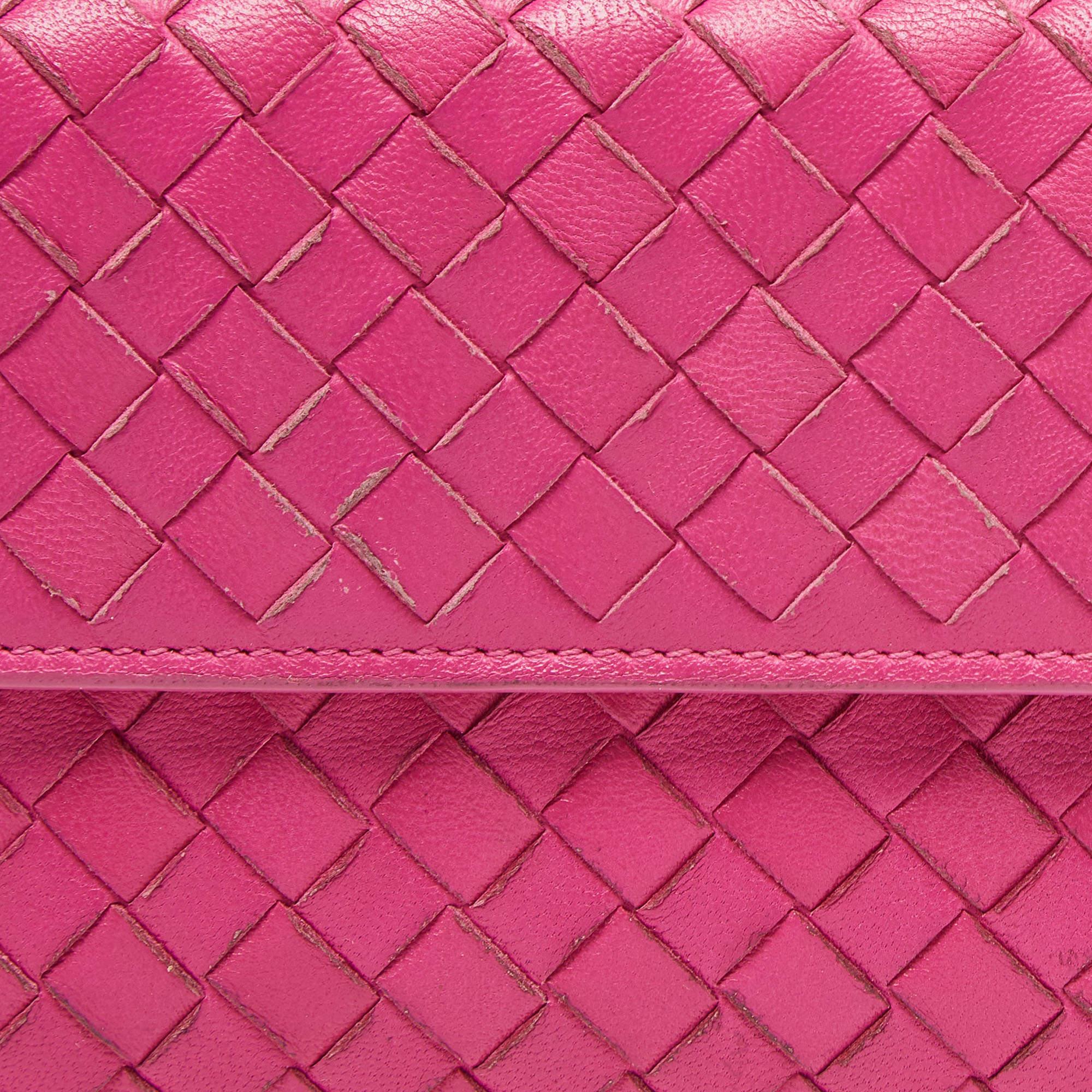Bottega Veneta Cartera Continental con Solapa de Piel Intrecciato Rosa en venta 7