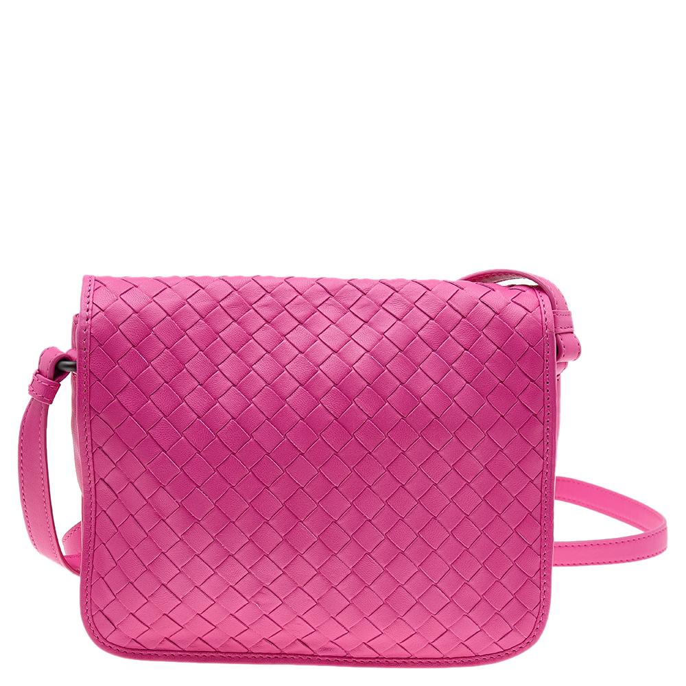 Swap that everyday tote with this charming crossbody bag from the house of Bottega Veneta. The pink leather bag exhibits the brand's iconic Intrecciato signature. It comes fitted with an adjustable shoulder strap and a flap style. The spacious