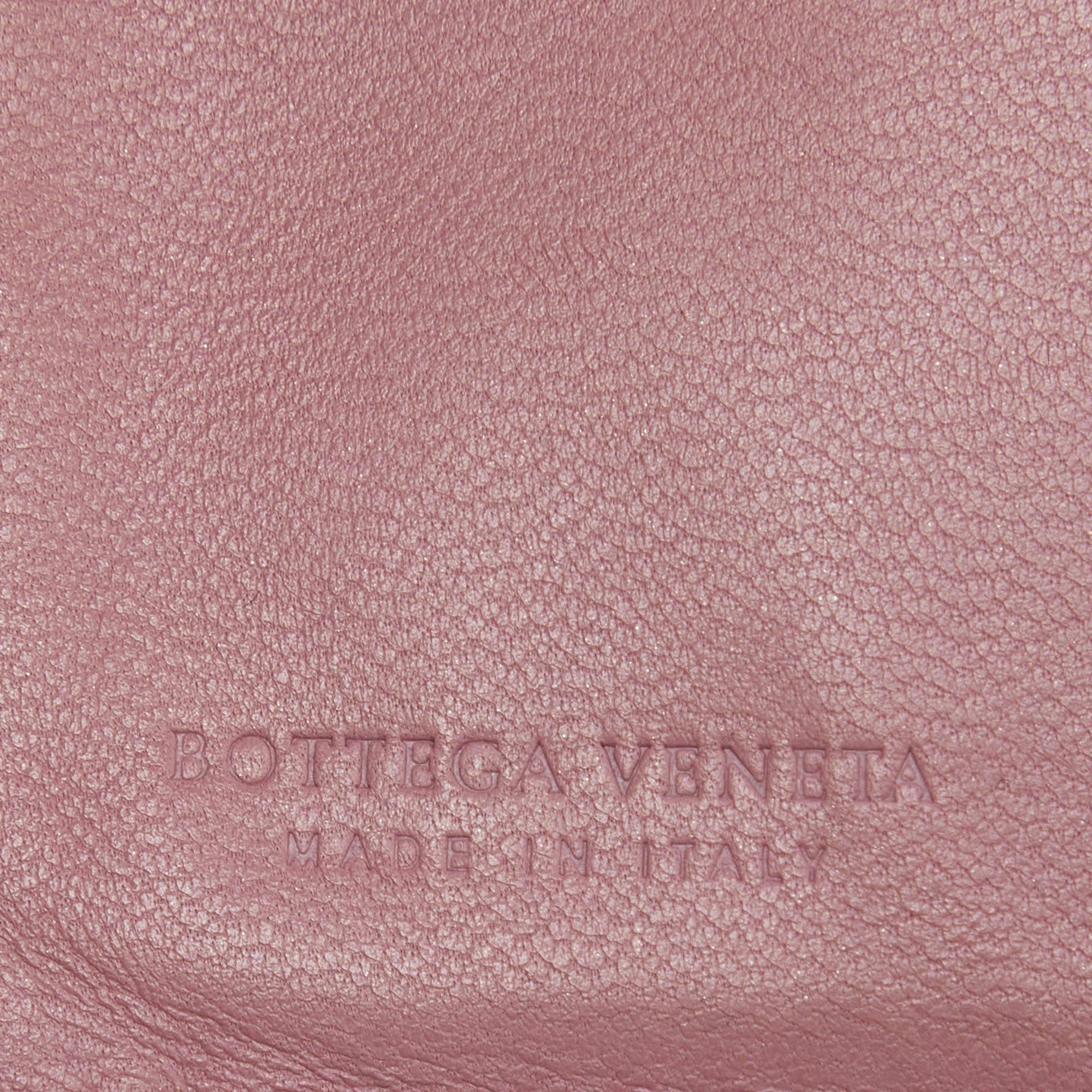 Diese französische Brieftasche von Bottega Veneta ist aus Leder gefertigt und mit einem Intrecciato-Gewebe versehen. Beim Öffnen kommen mehrere Fächer zum Vorschein, in denen Sie Ihre Karten und Ihr Bargeld übersichtlich unterbringen
