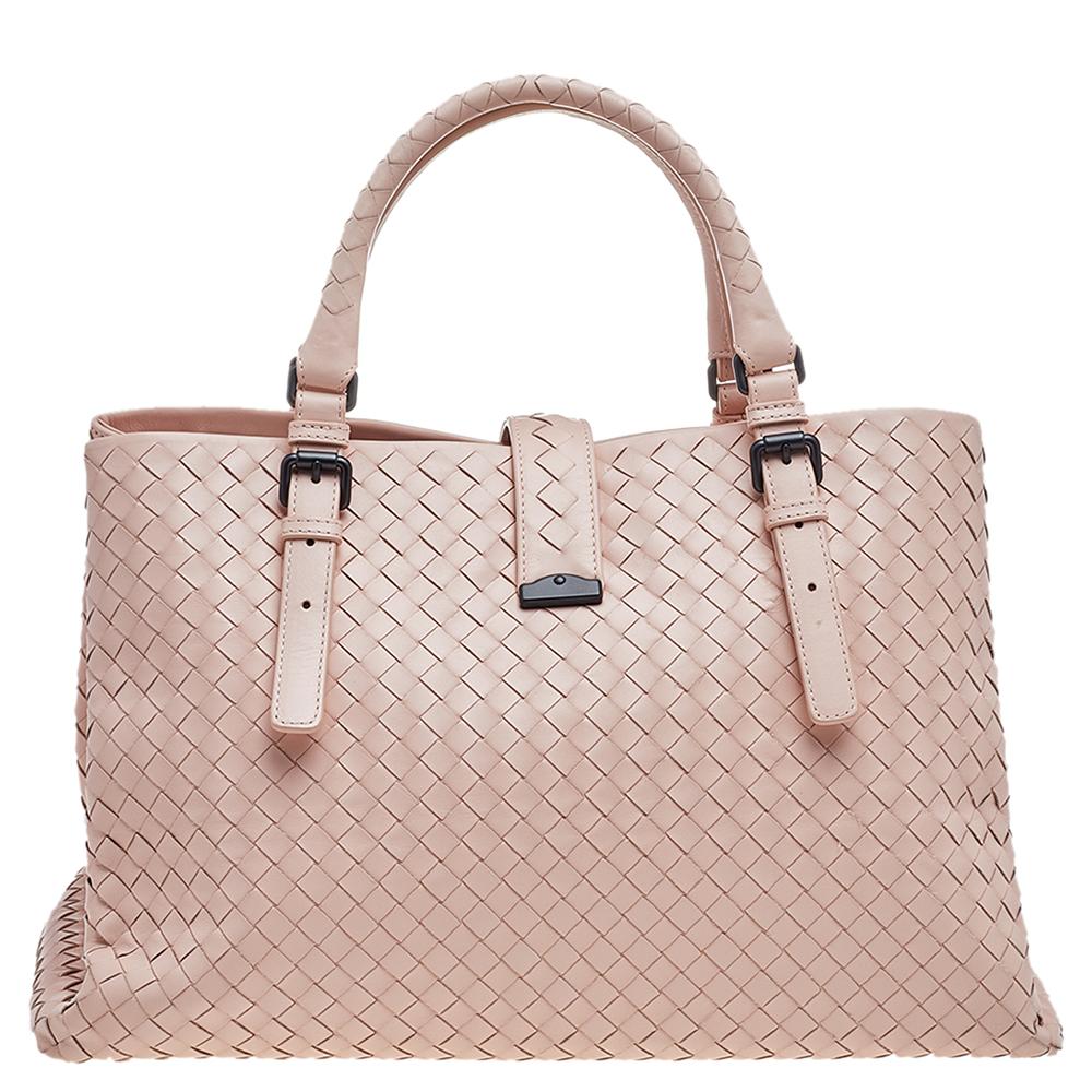 This Bottega Veneta tote is a creation that brings joy to one's sight! It has been beautifully crafted from leather and designed in its signature Intrecciato pattern while being held by two top handles. The bag is also equipped with a flap push-lock