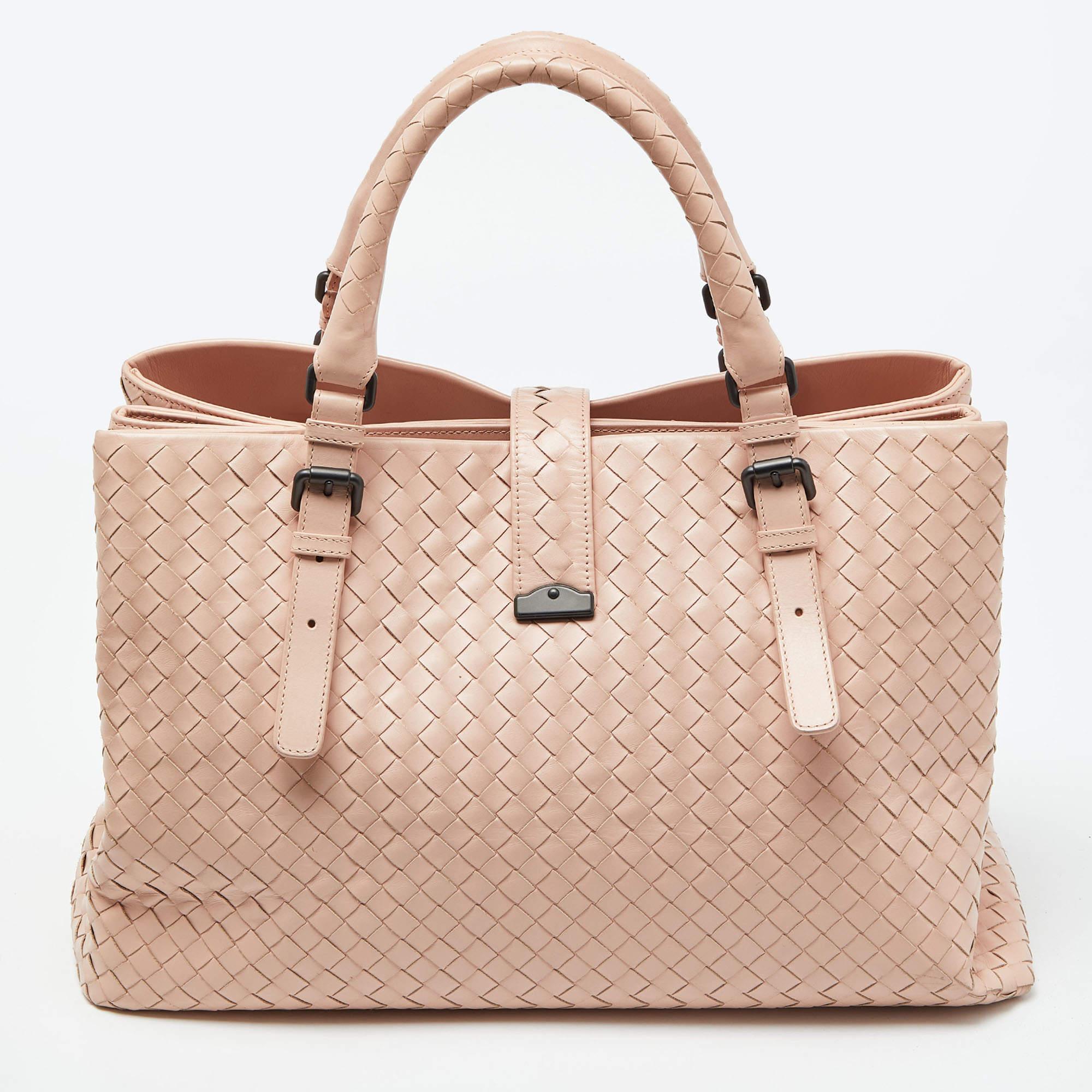 This Bottega Veneta tote is a creation that brings joy to one's sight! It has been beautifully crafted from leather in the signature Intrecciato motif with two handles on top. The bag is also equipped with a flap push-lock which secures Alcantara
