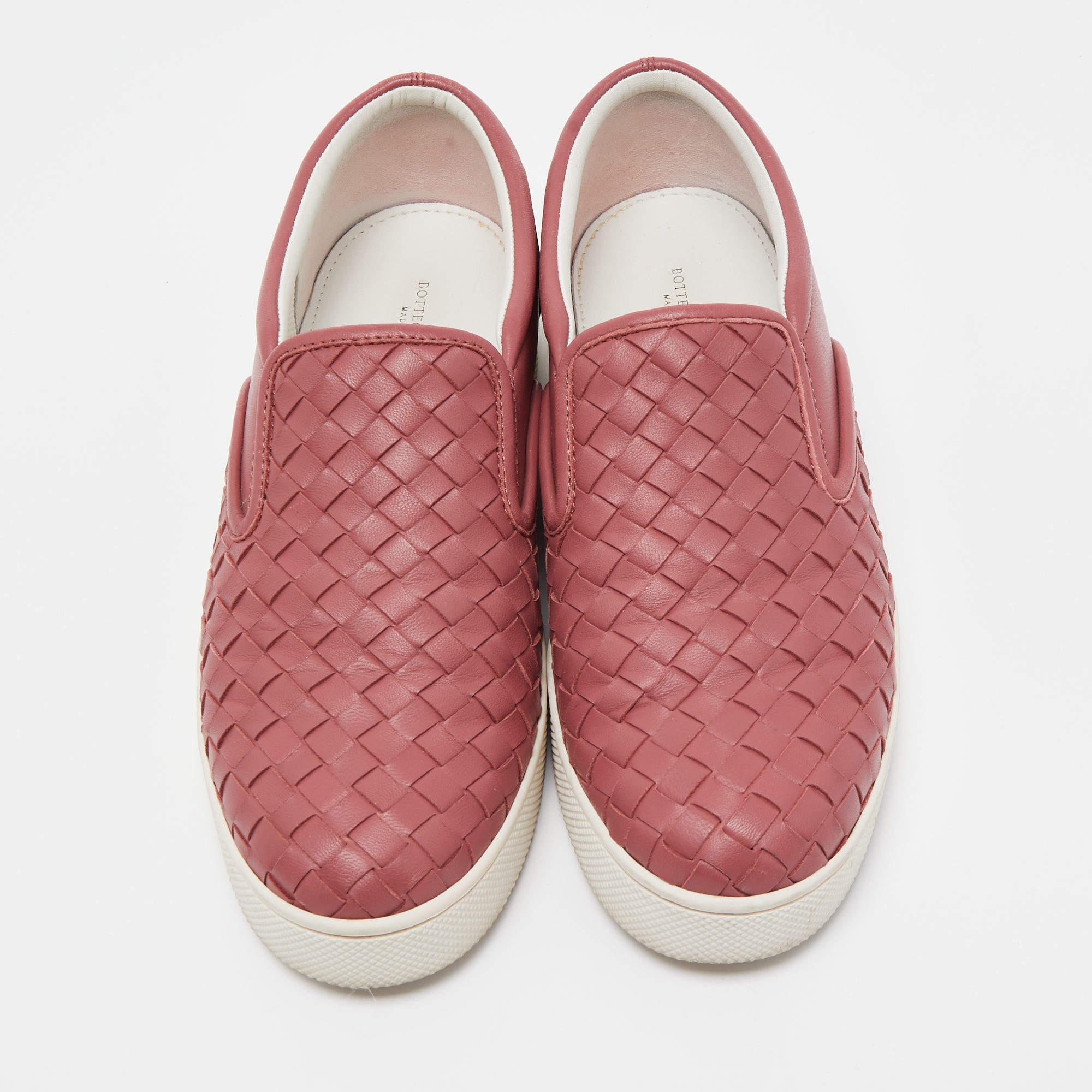 Bottega Veneta Pink Intrecciato Leather Slip On Sneakers Size 38 In Good Condition In Dubai, Al Qouz 2