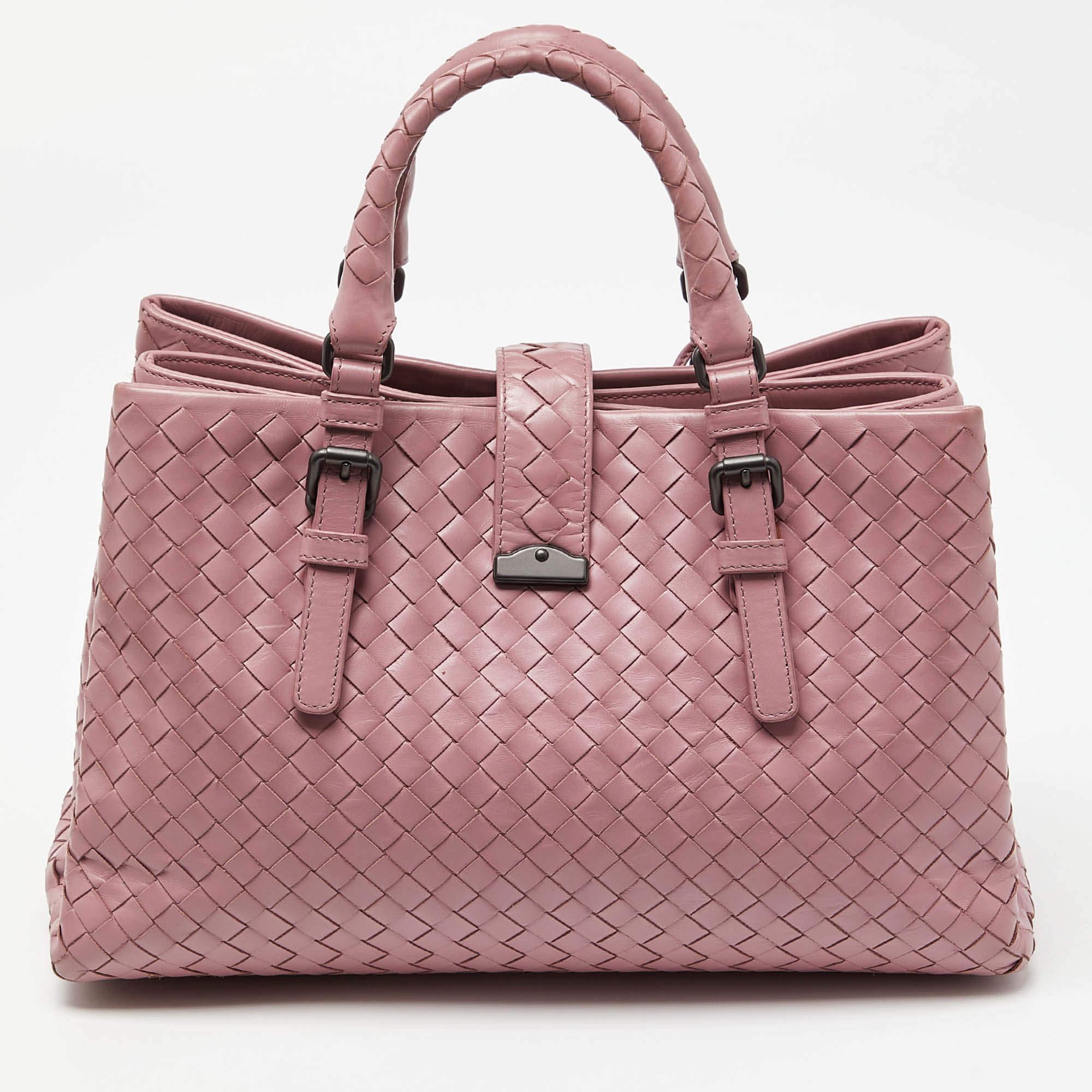 Bottega Veneta's Roma tote is a timeless addition to your accessory edit. The bag is beautifully woven using the Intrecciato technique that strengthens the leather. This pink-hued creation opens to roomy suede compartments. The creation is finished