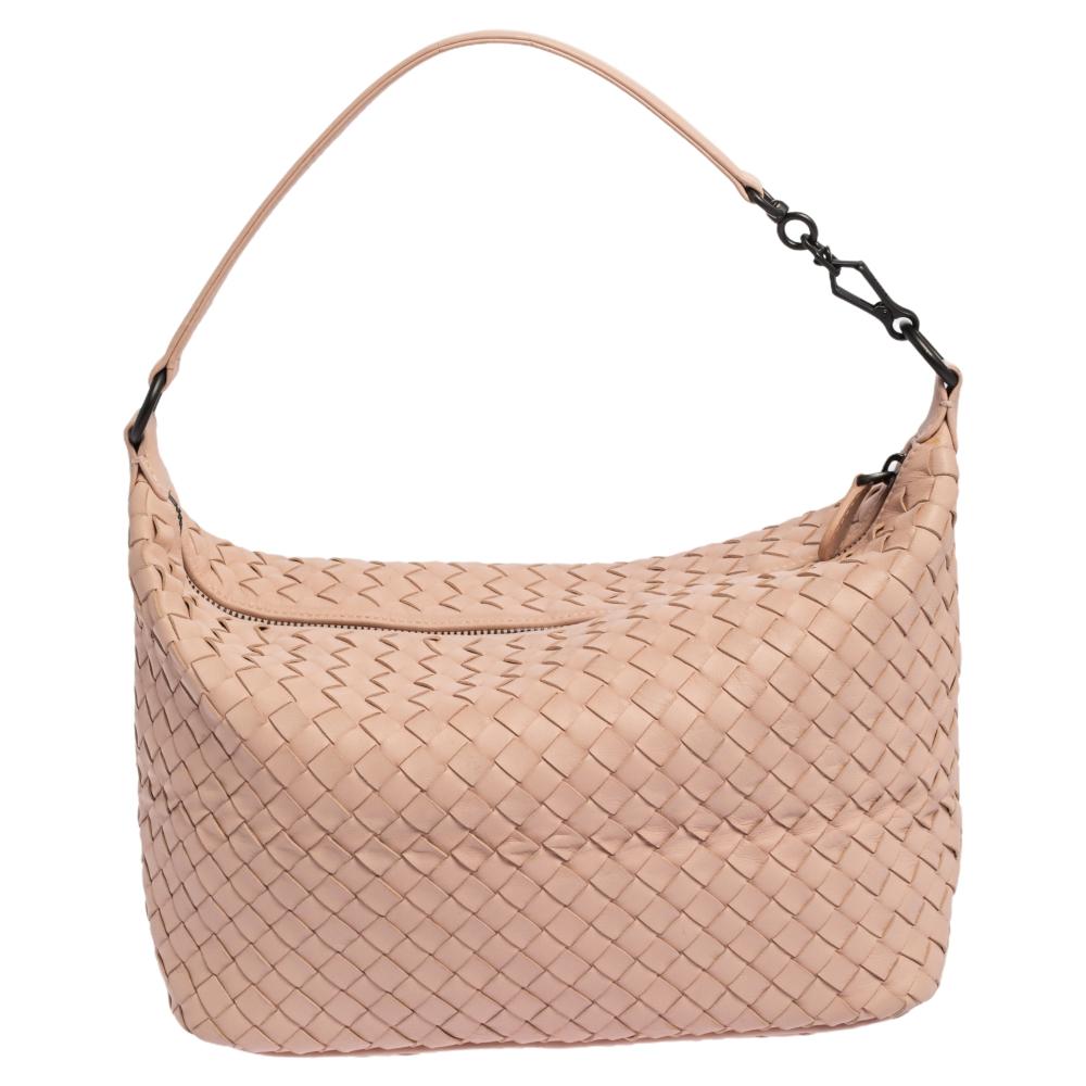 A pochette-style bag by Bottega Veneta that you can carry to lunch, dinner, or shopping. The BV shoulder bag is masterfully crafted using pink leather and it flaunts the iconic Intrecciato weave. A single handle and a suede-lined interior complete