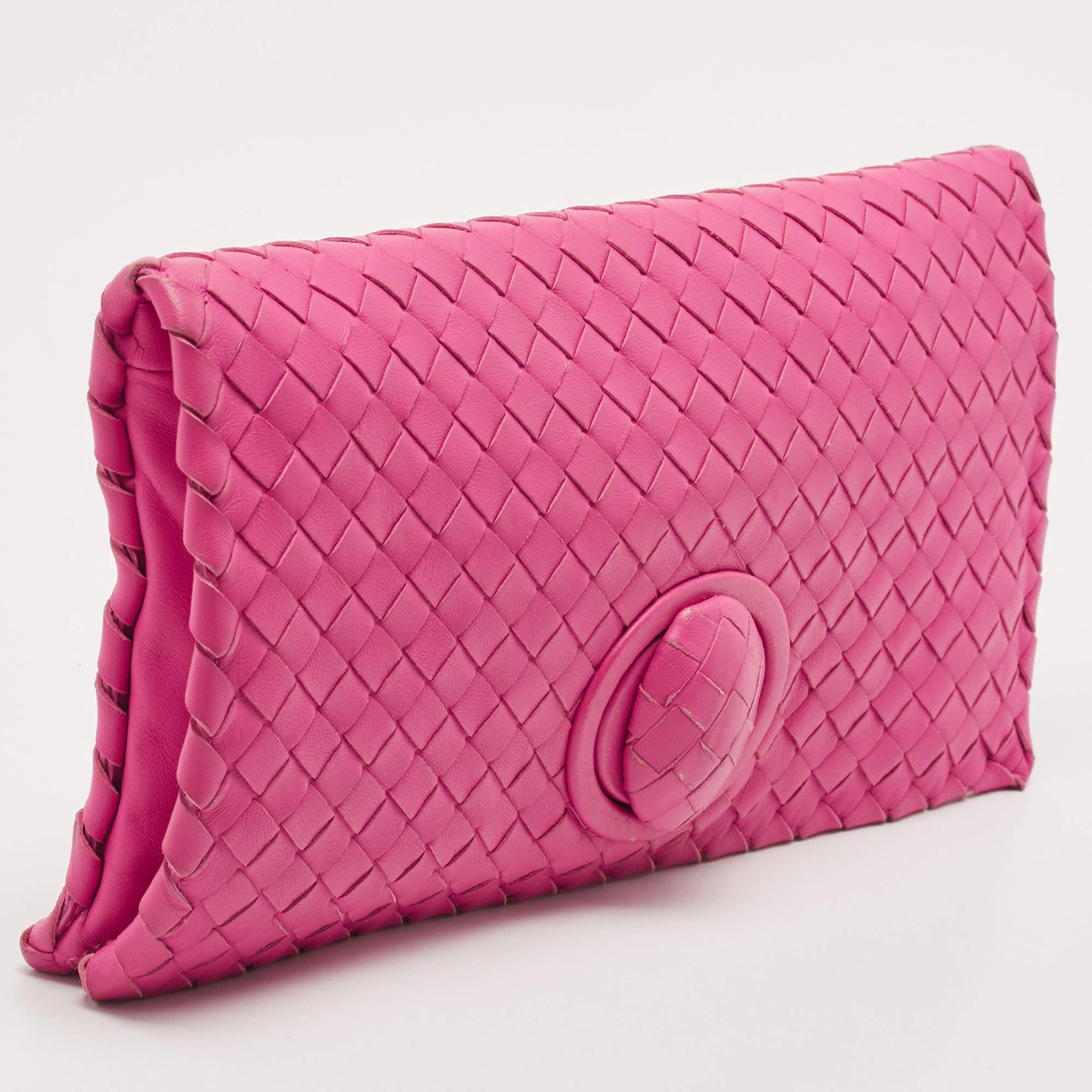Bottega Veneta Pink Intrecciato Leather Twist Lock Flap Clutch In Good Condition In Dubai, Al Qouz 2
