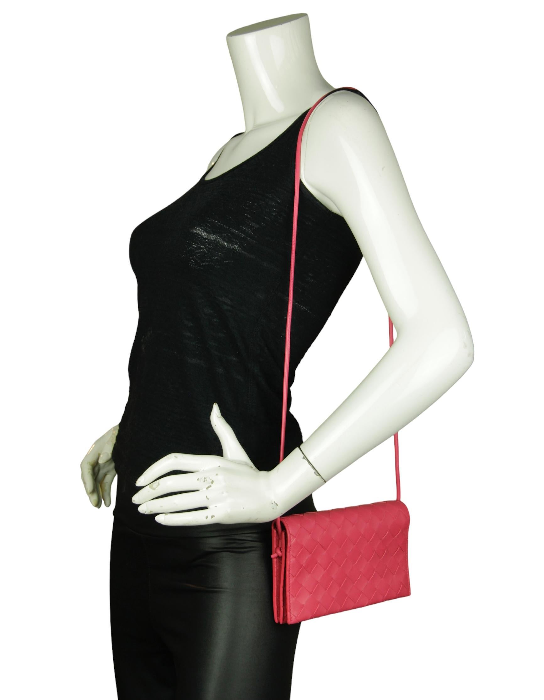 Bottega Veneta Rosa Intrecciato Portafoglio in Pelle con Cinturino Crossbody Bag. La tracolla può essere infilata e la borsa può essere indossata come una clutch. 

Prodotto in: Italia
Colore: rosa
Materiali: Pelle Nappa
Fodera: